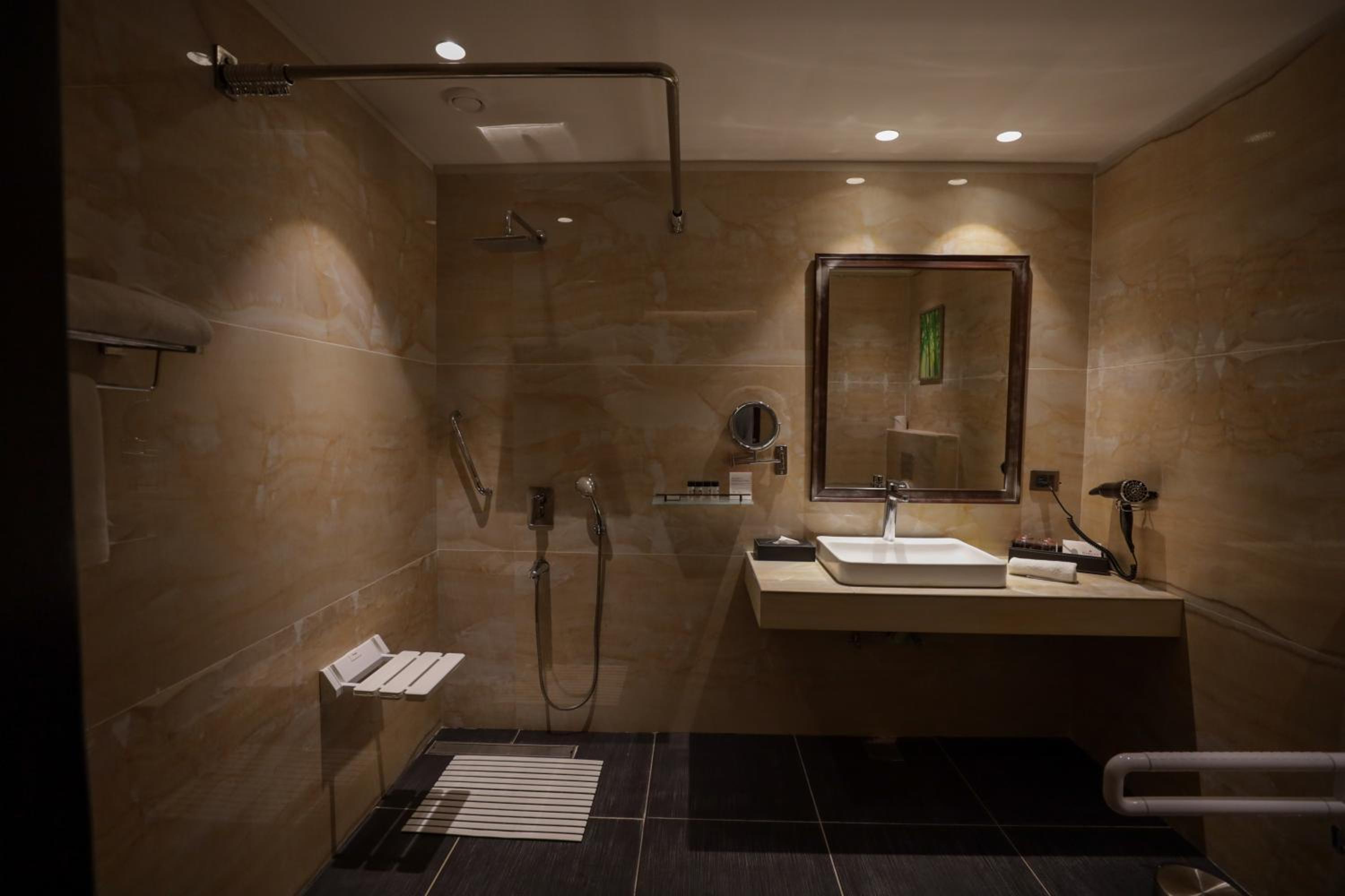 King Room - Mobility Access (Non Smoking) - Book & Unlock Exclusive Discounts - Photo 2