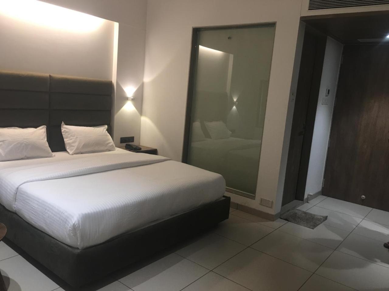 Large Double Room - Photo 10