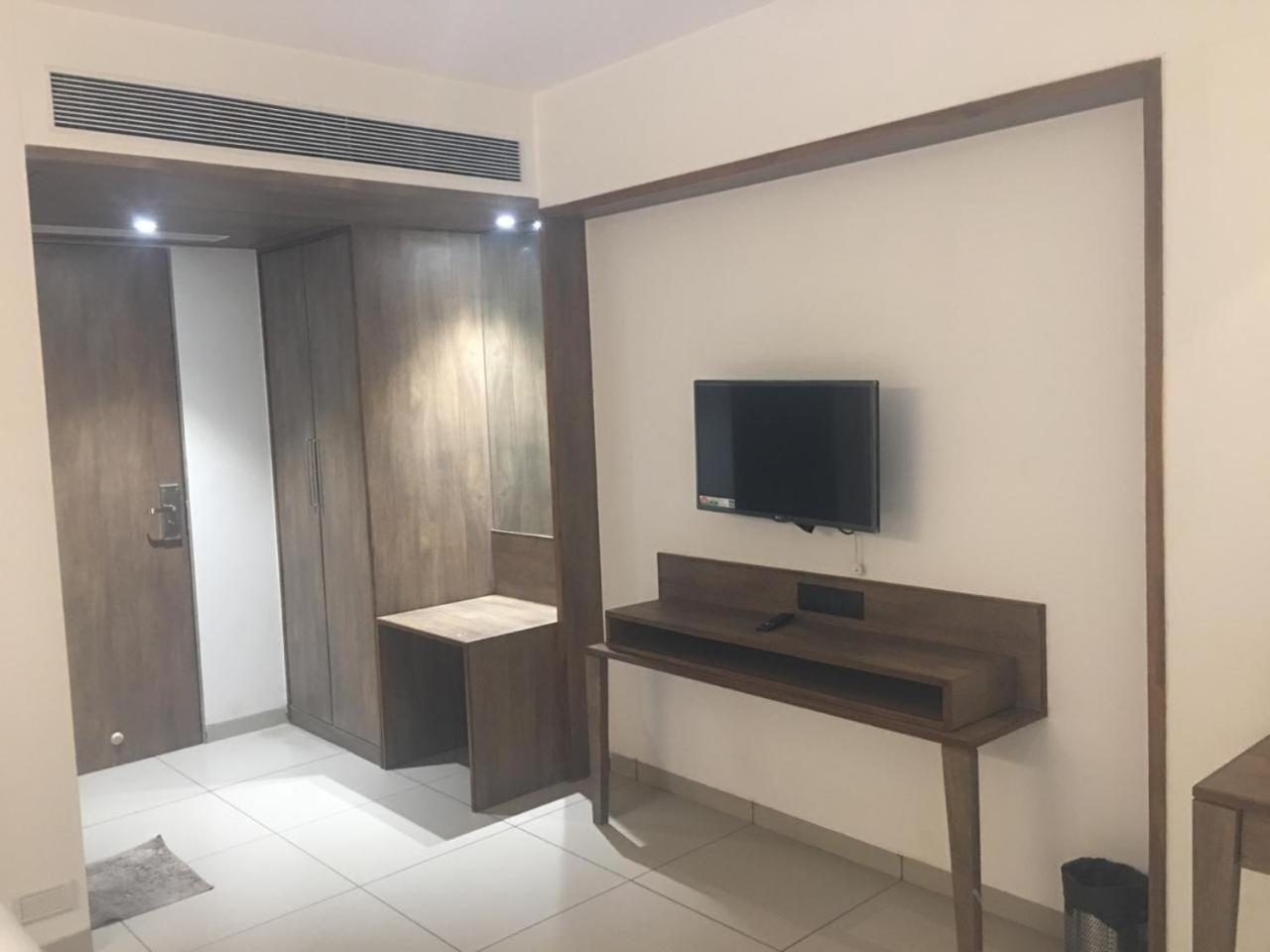 Large Double Room - Photo 8