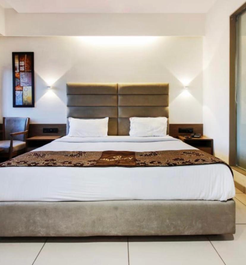 Large Double Room - Photo 12