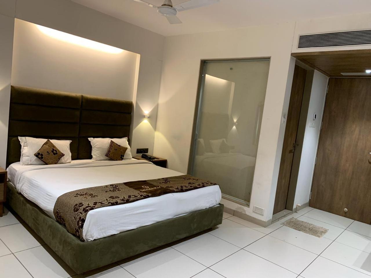 Large Double Room - Photo 2