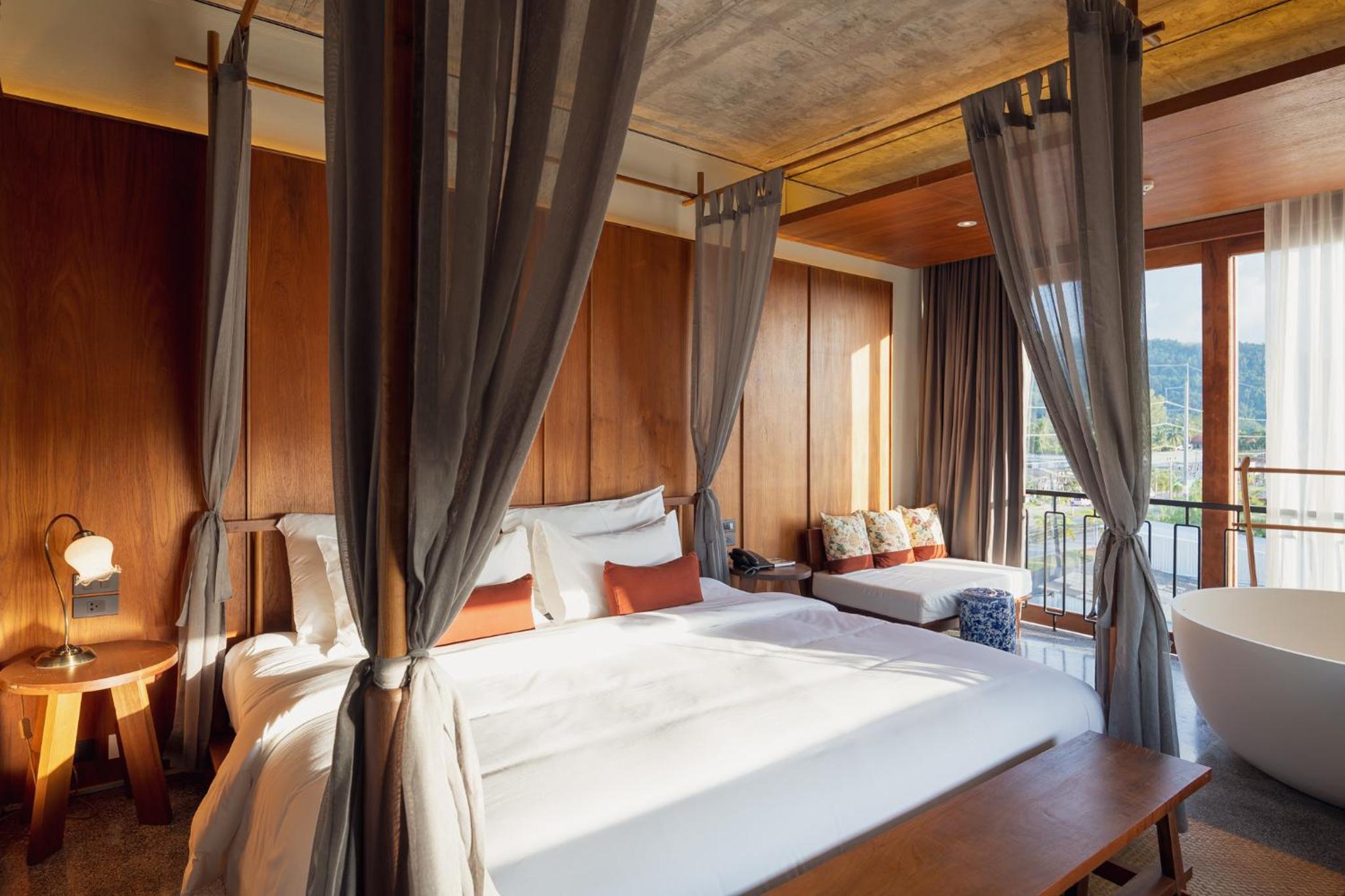 Grand Deluxe with Bathtub