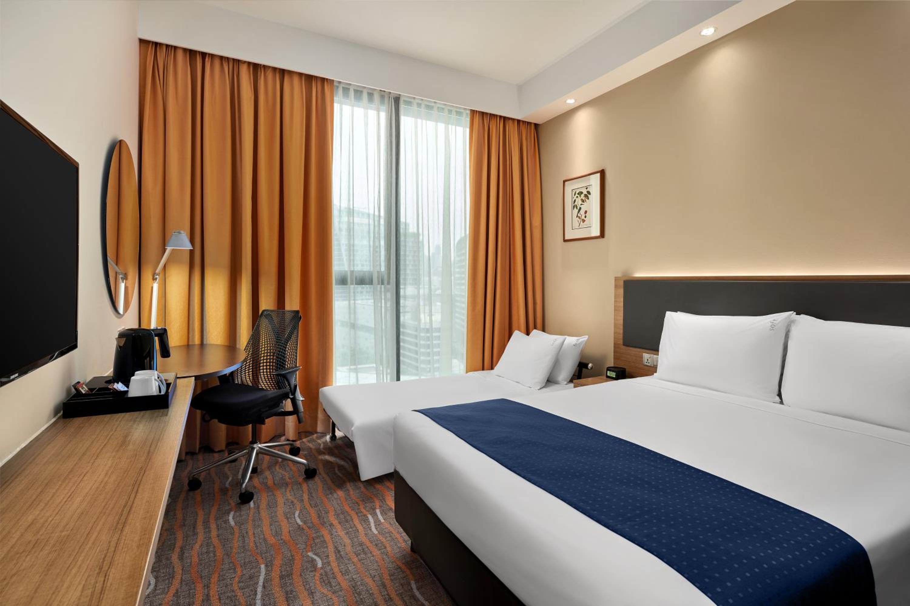 Standard Queen Room with Single Sofa Bed - Free Breakfast thumbnail 5