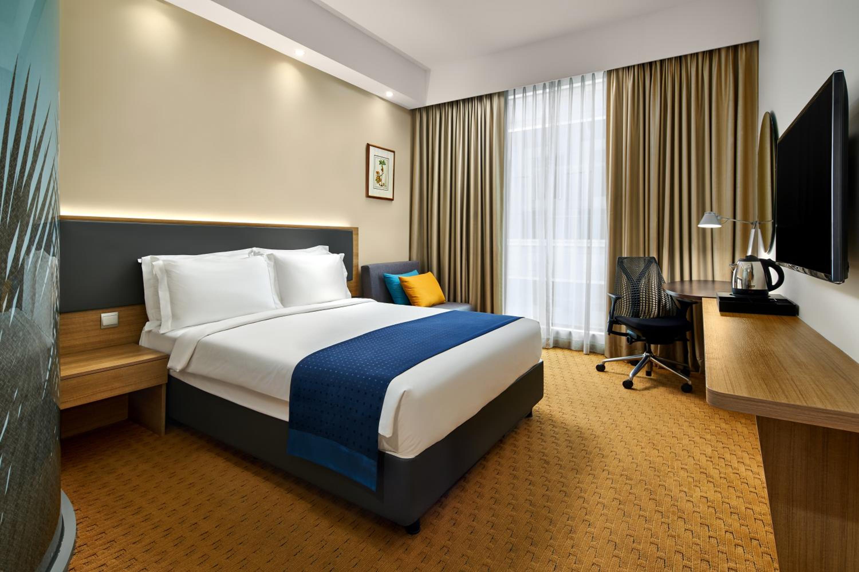 Standard Queen Room with Single Sofa Bed - Free Breakfast