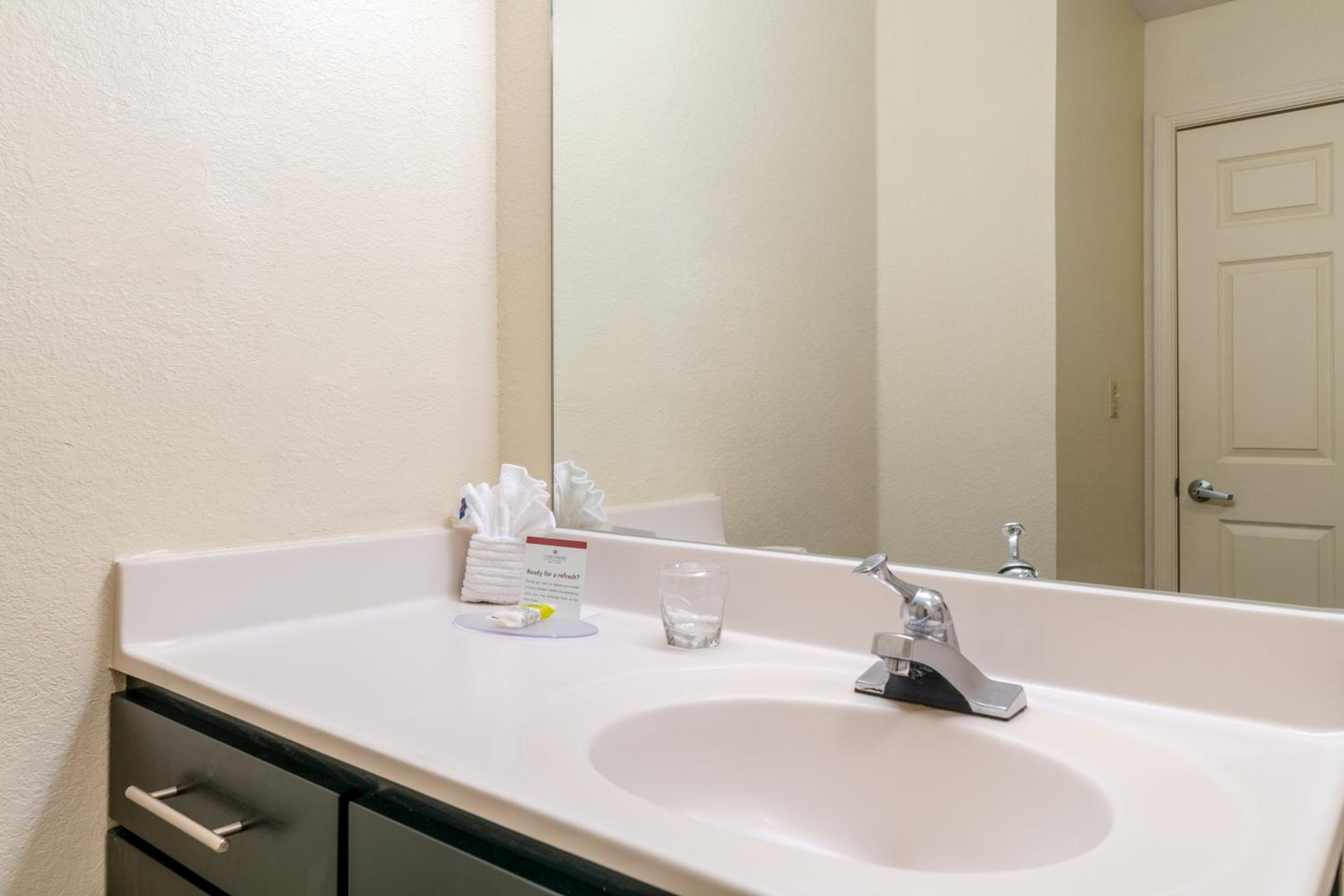 One-Bedroom Suite - Photo 7