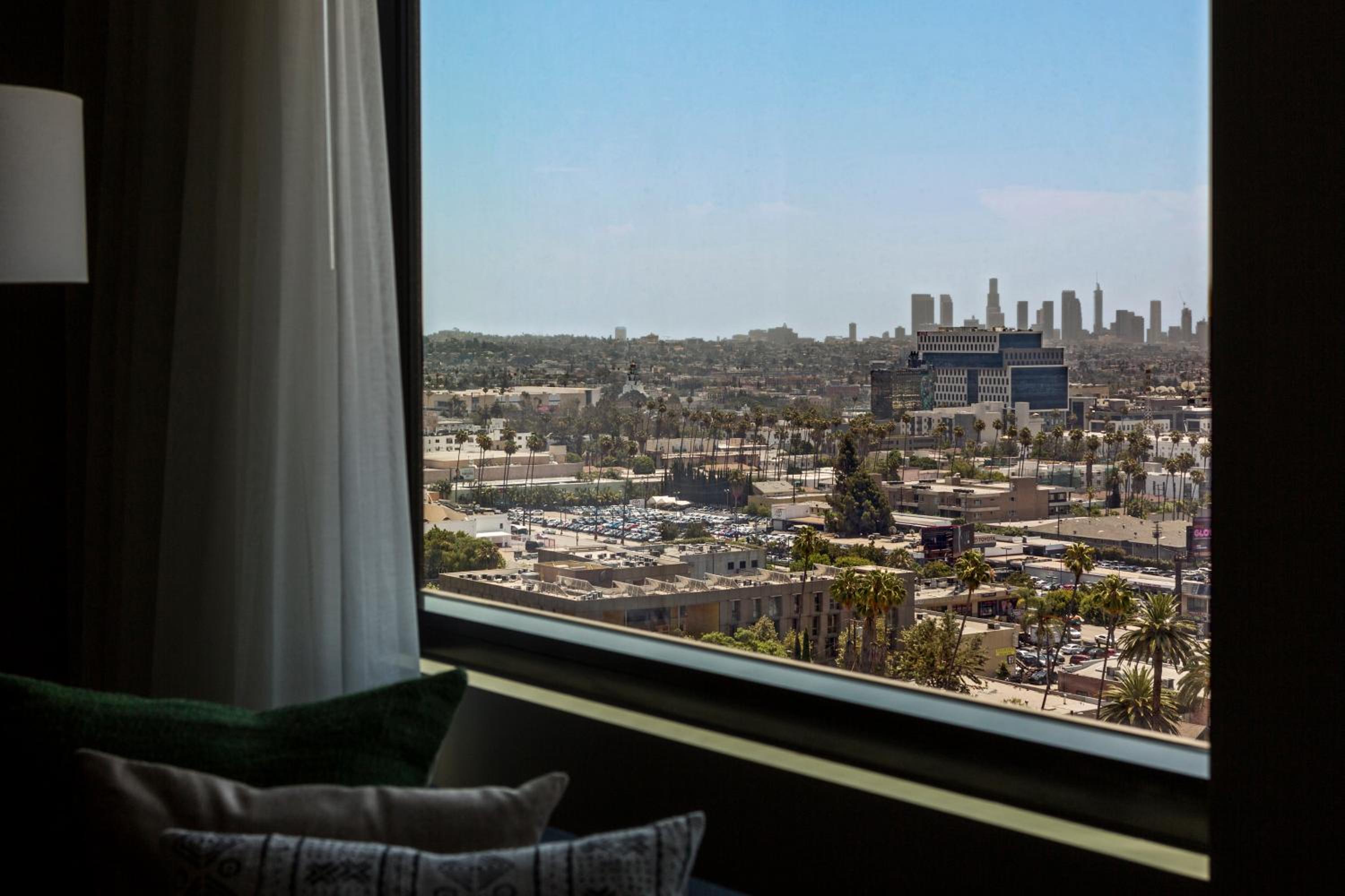 King Room with City View thumbnail 6