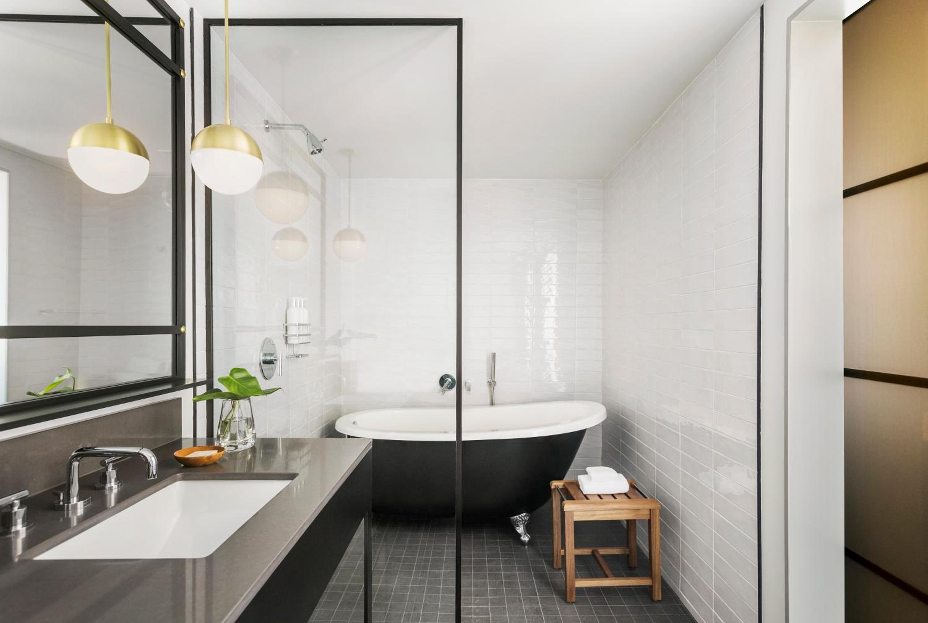 Essential King Room with Tub