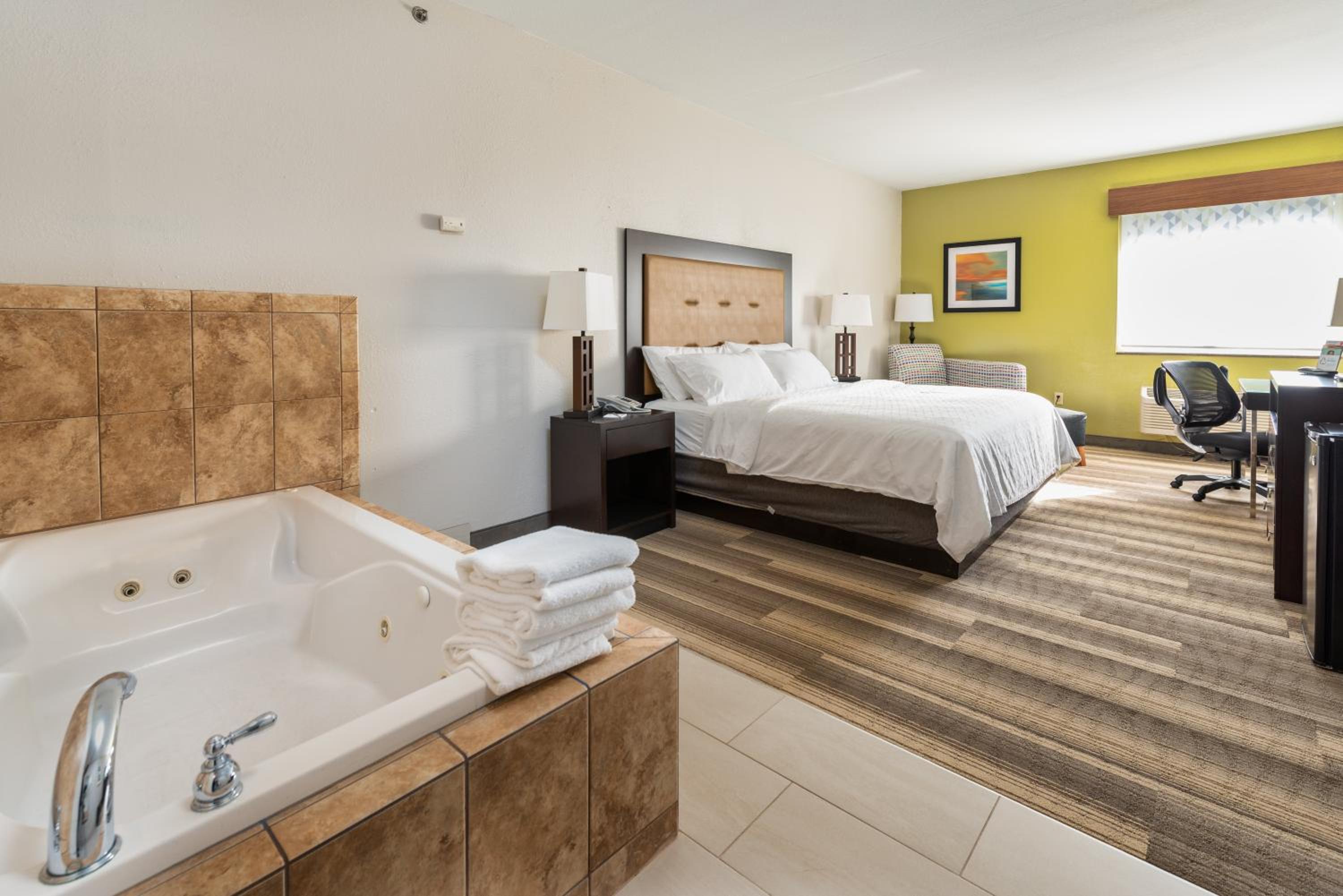 King Bed-whirlpool Room-nonsmoking - Photo 4