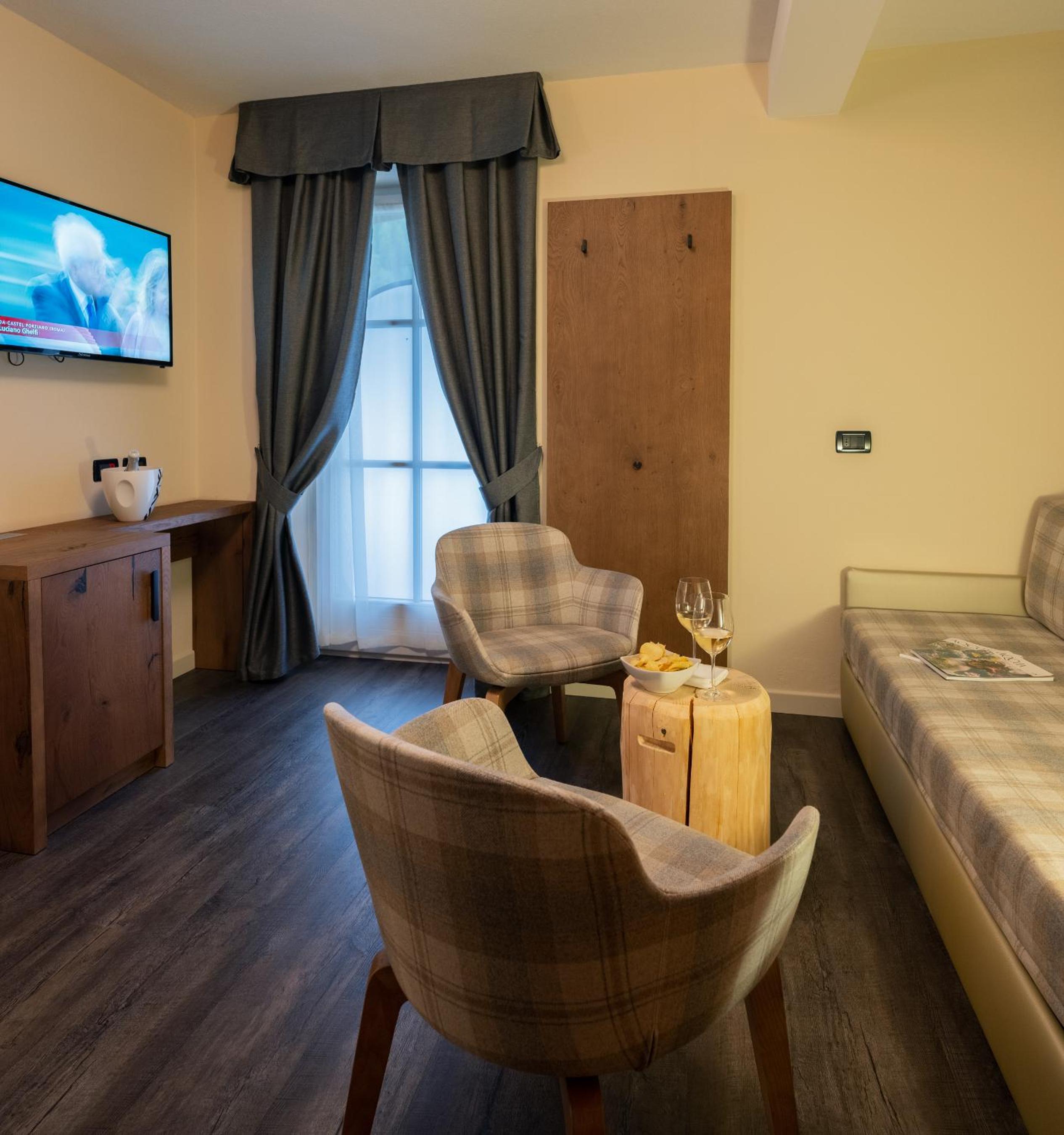 Suite - Photo 11
