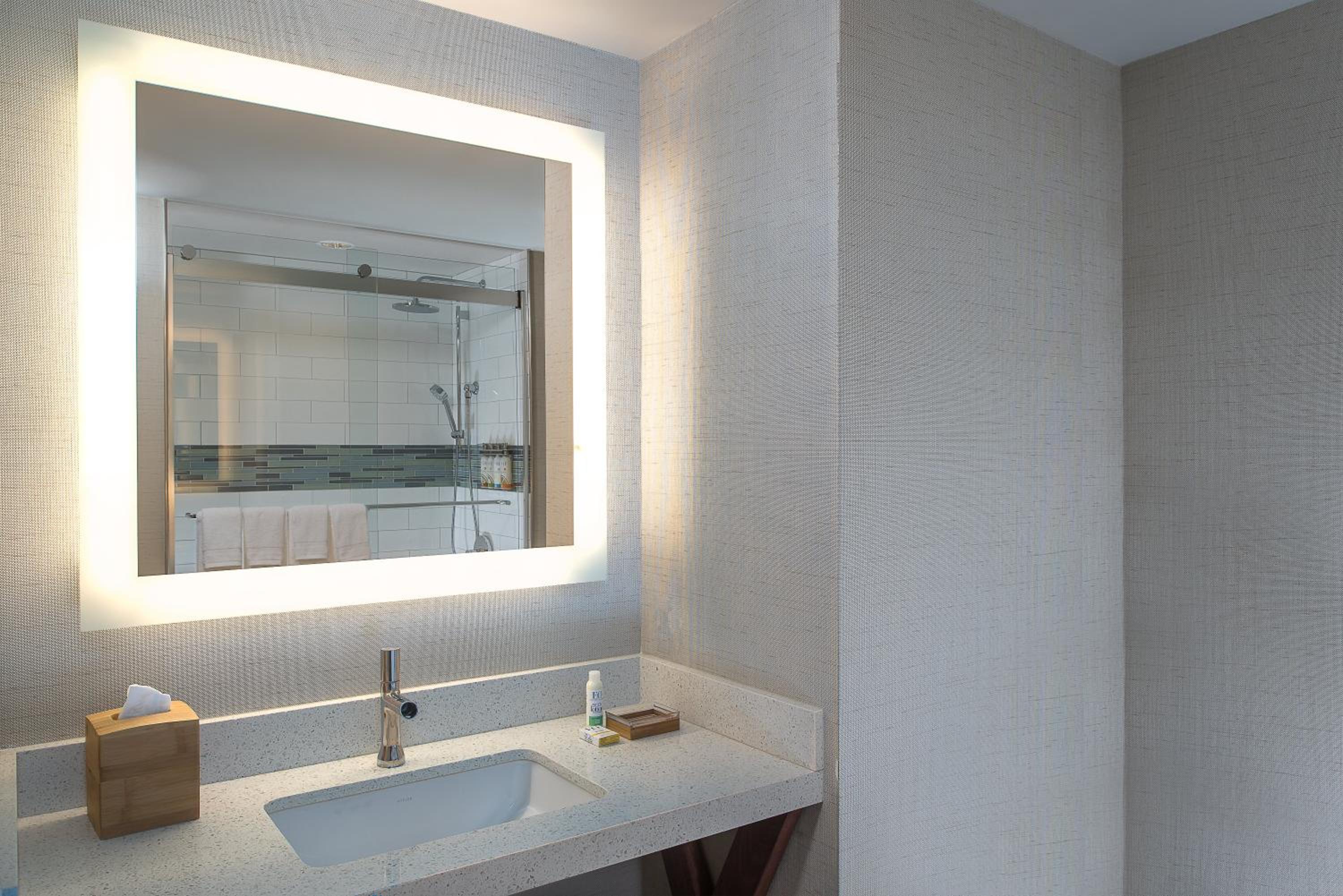King Room - Hearing Accessible - Roll-in Shower