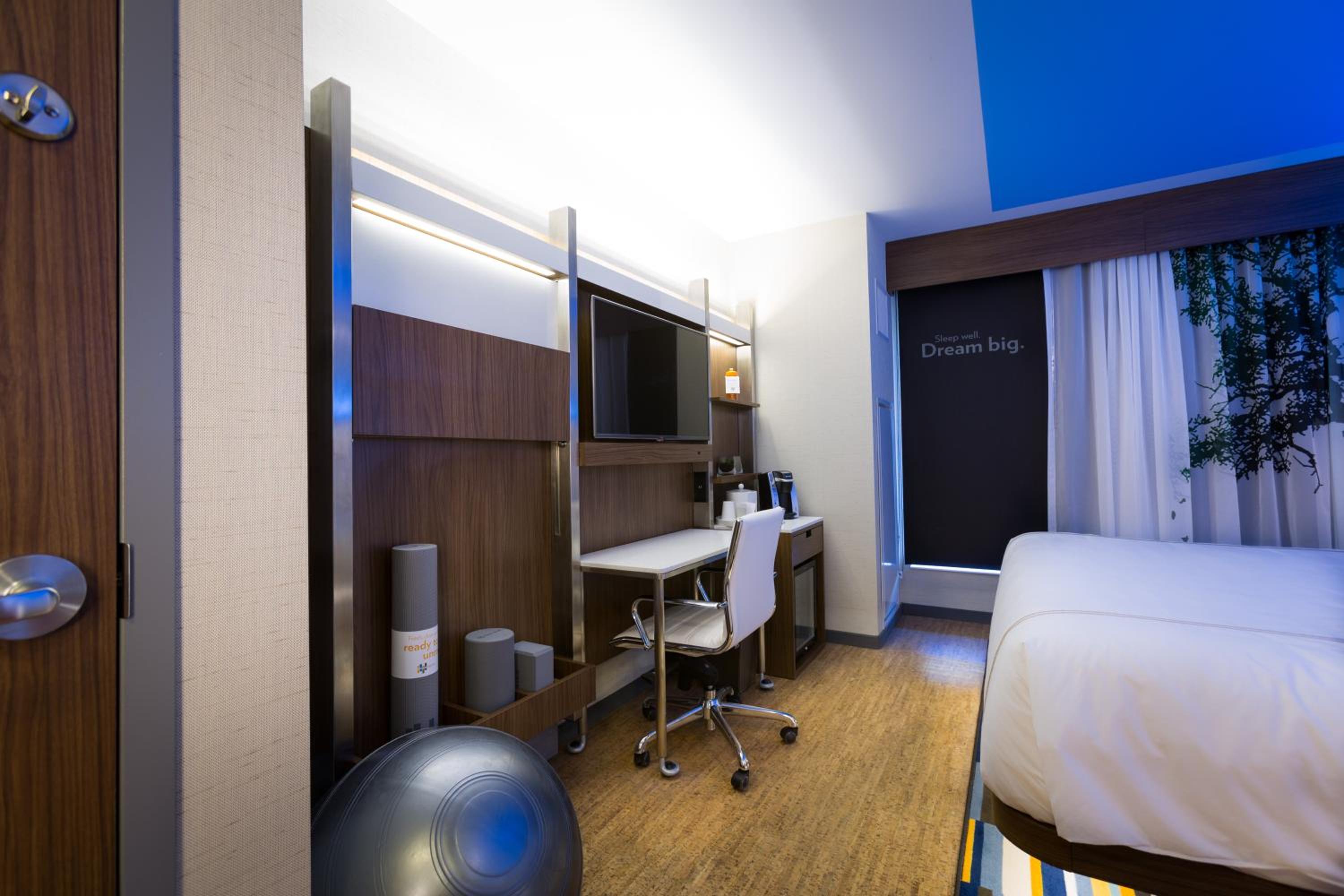King Room - Hearing Accessible - Roll-in Shower