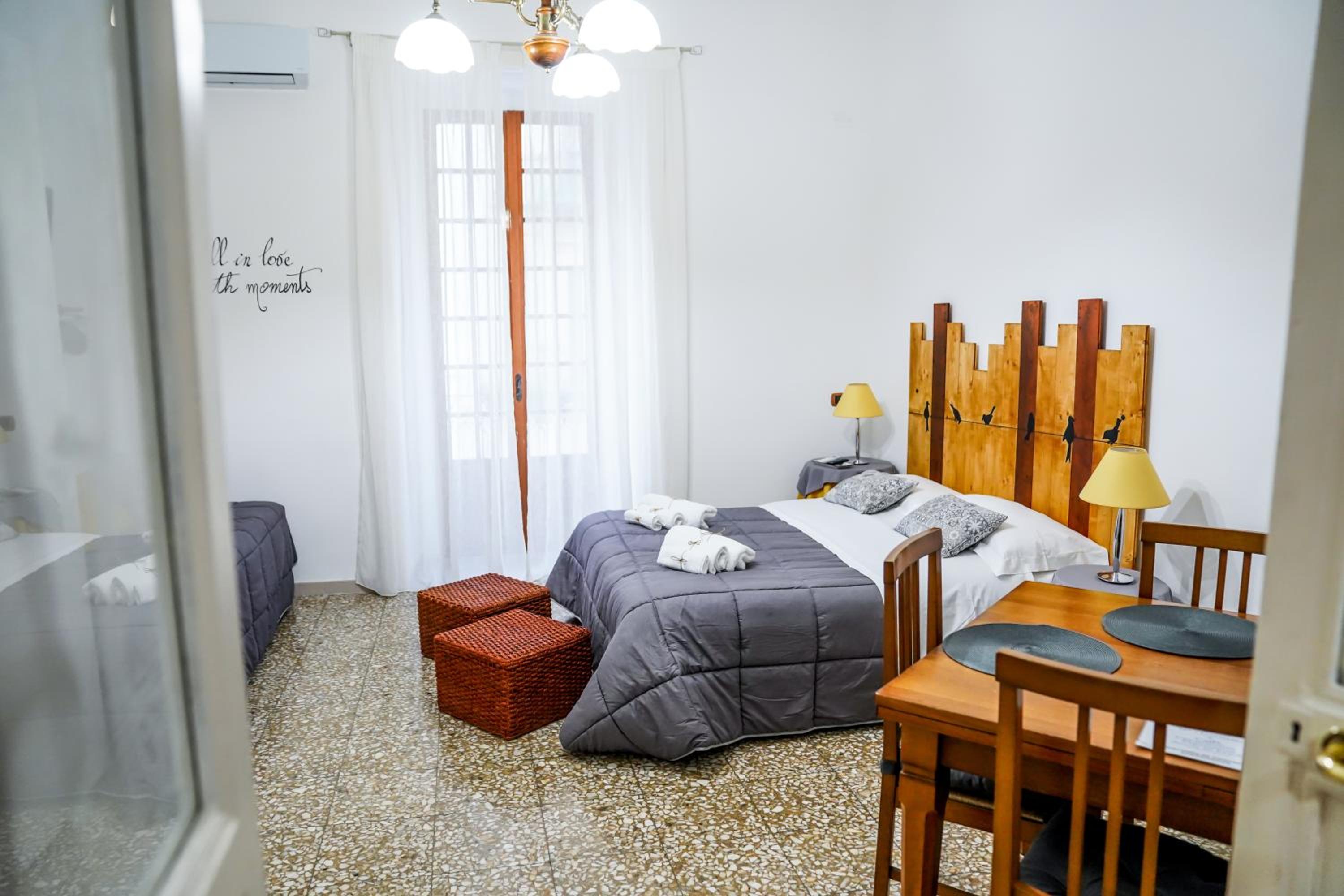 King Room with Balcony - Photo 4