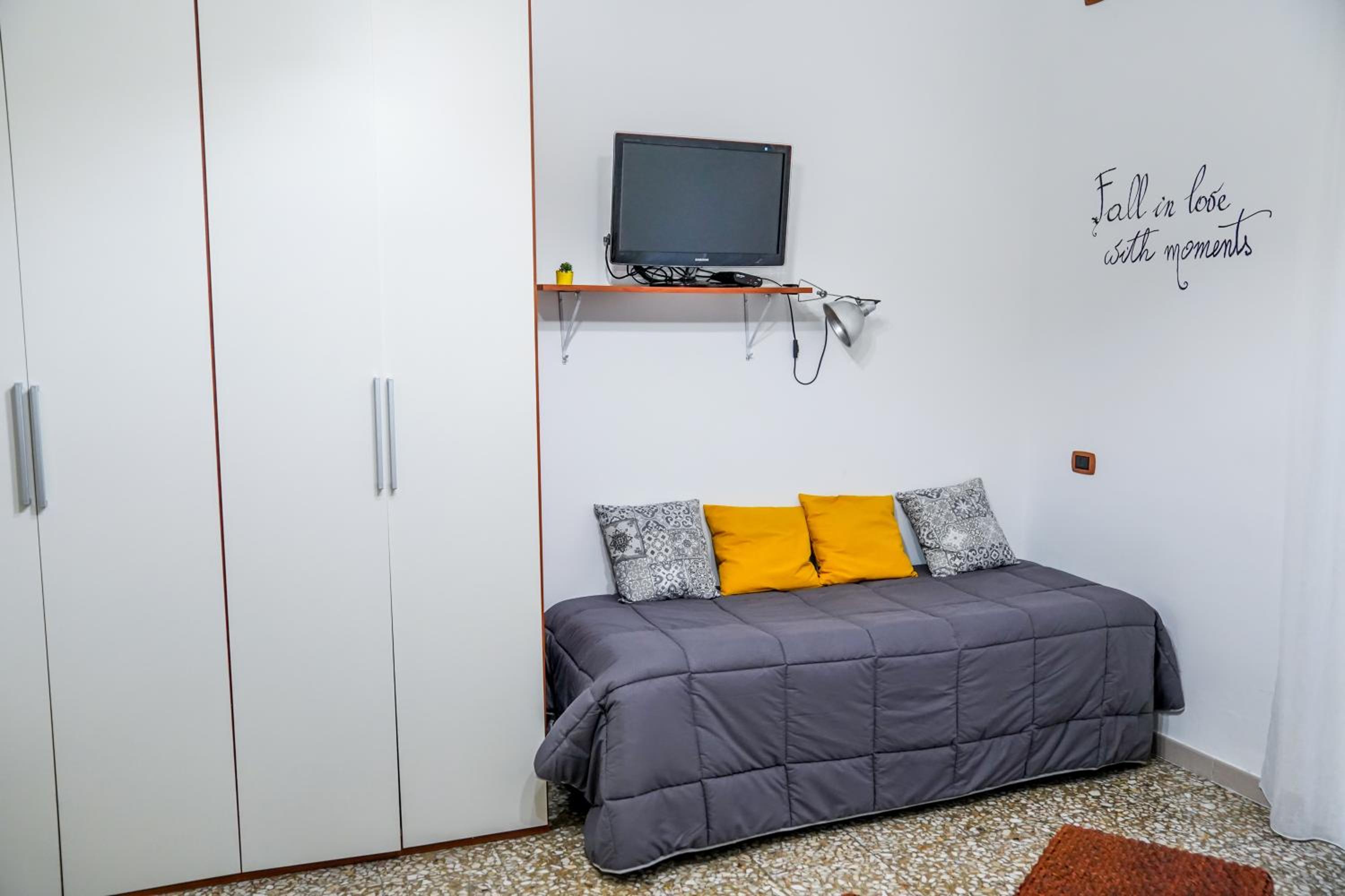King Room with Balcony - Photo 10