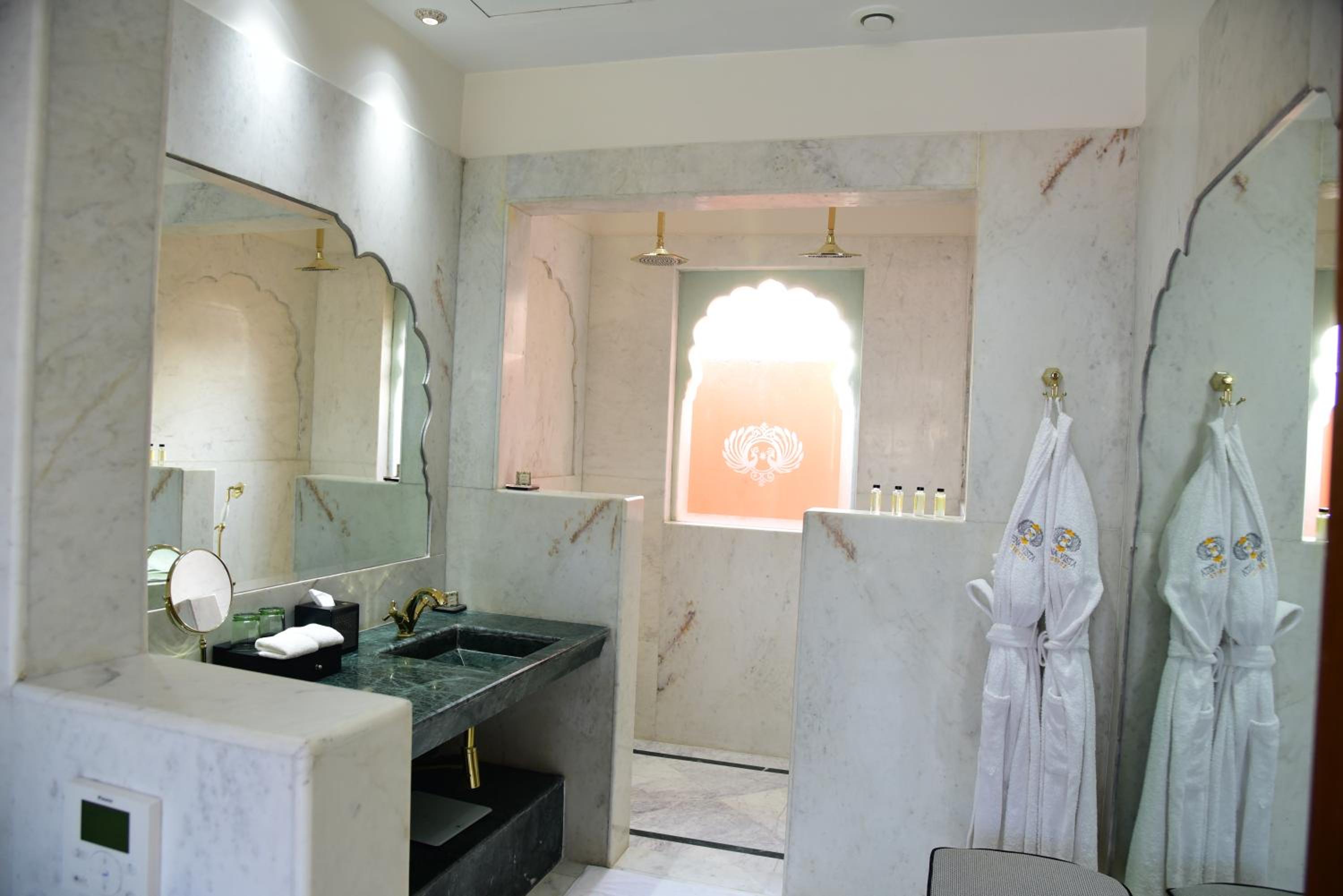 Luxury Villa with Private Pool : Welcome drink on arrival, 2 pints of Kingfisher lager beer, One child up to 10 years complimentary without extra bed,20% discount on all resort services, Complimentary Mini Bar - Photo 19
