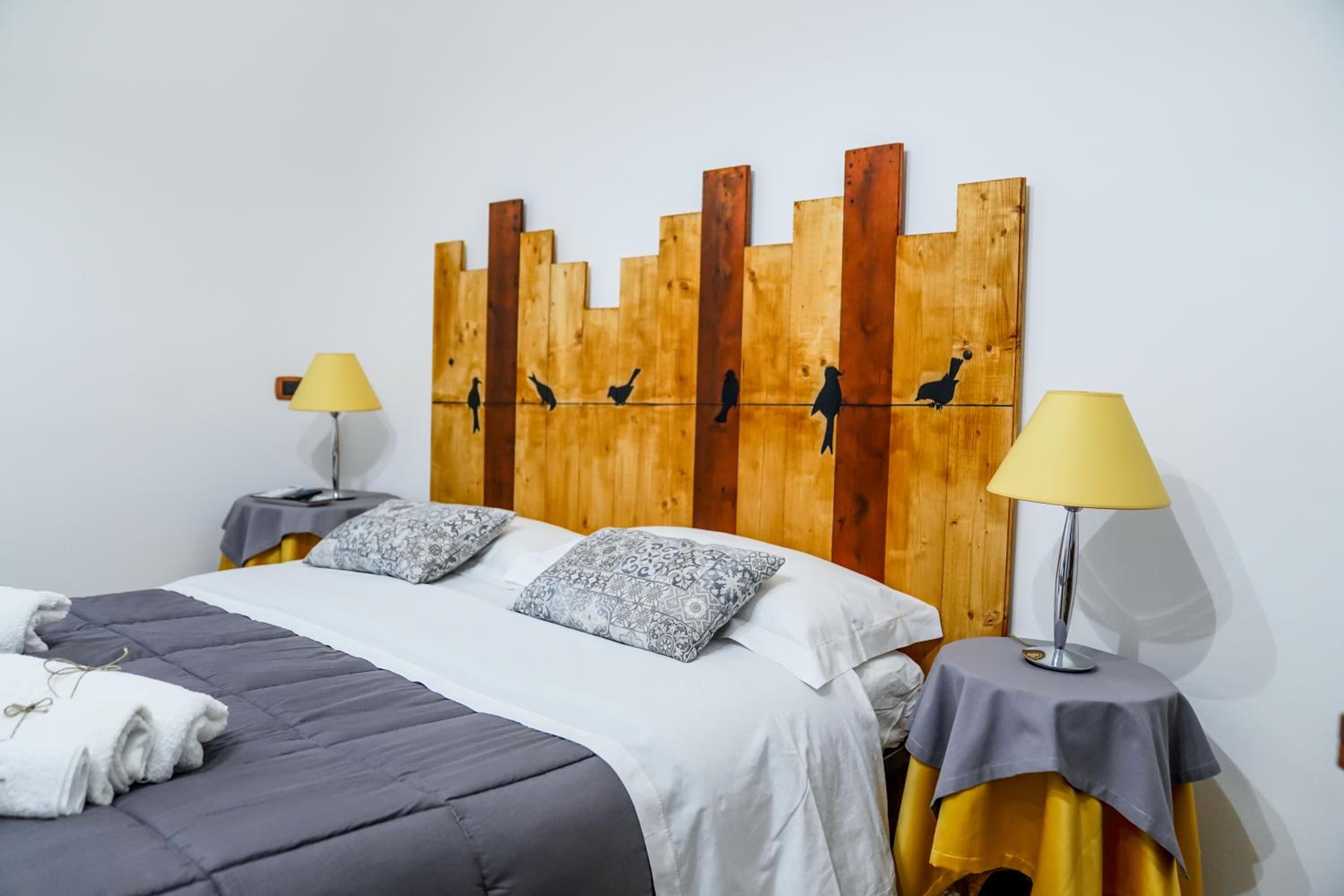 King Room with Balcony - Photo 9