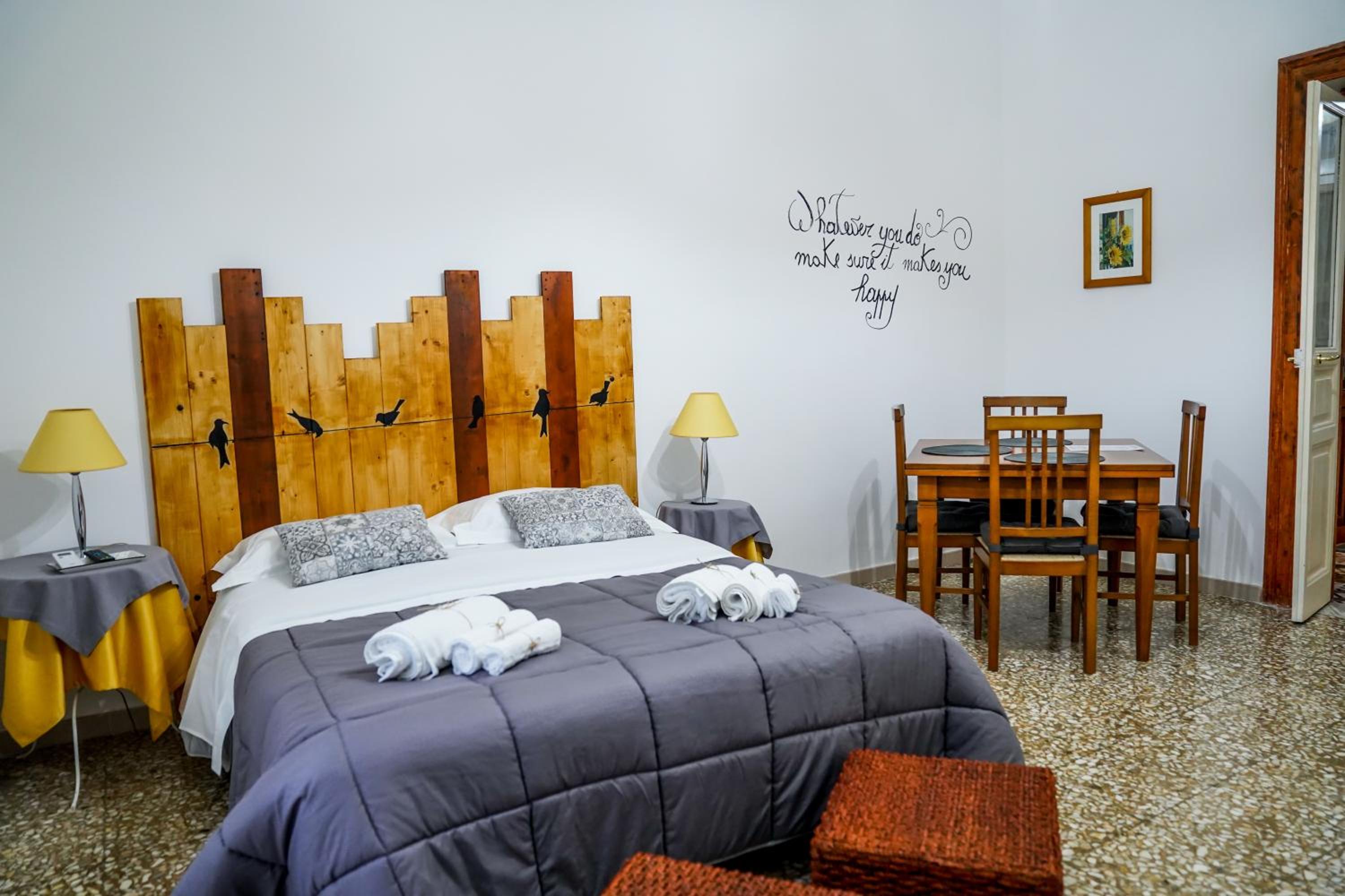 King Room with Balcony - Photo 8