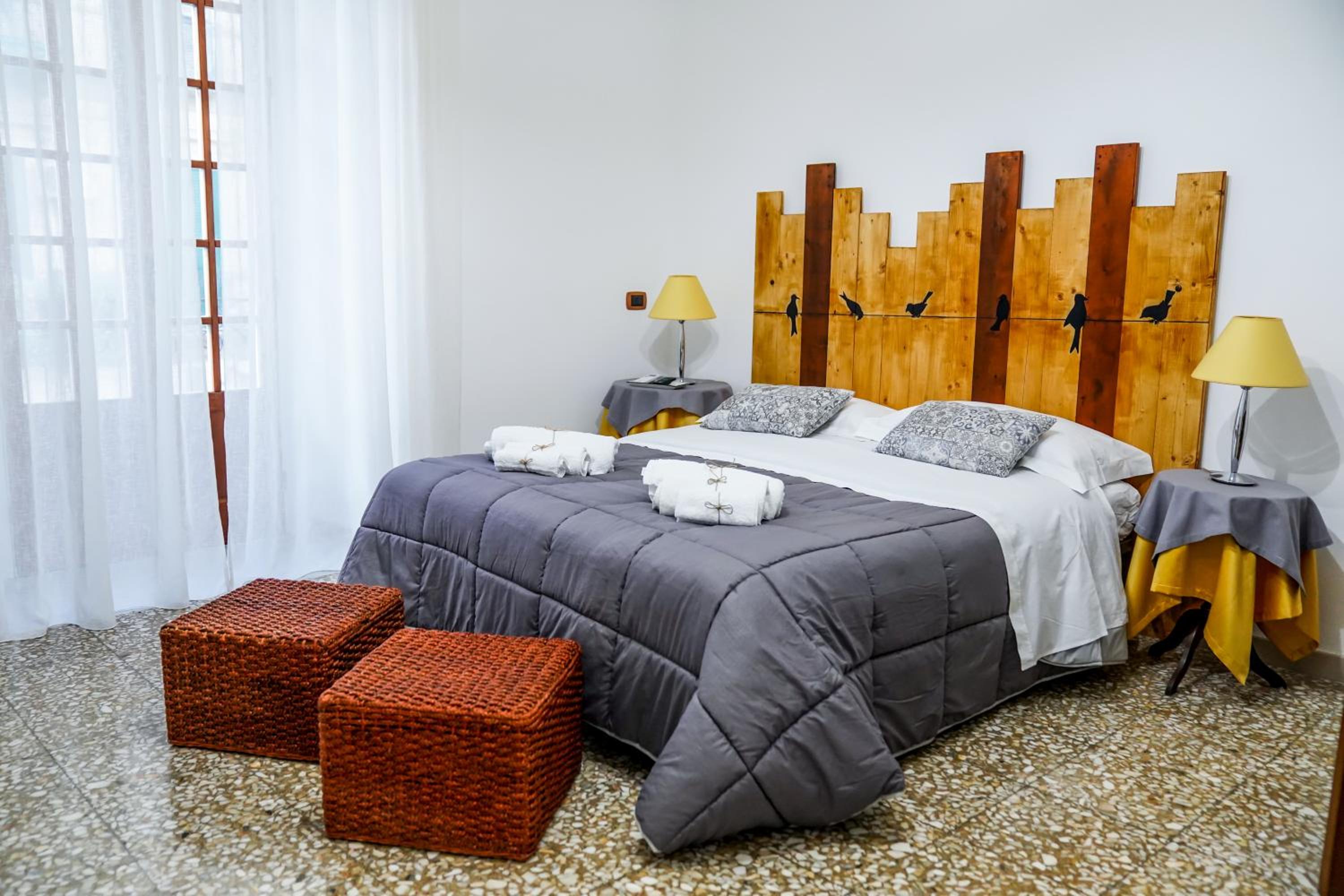 King Room with Balcony - Photo 3
