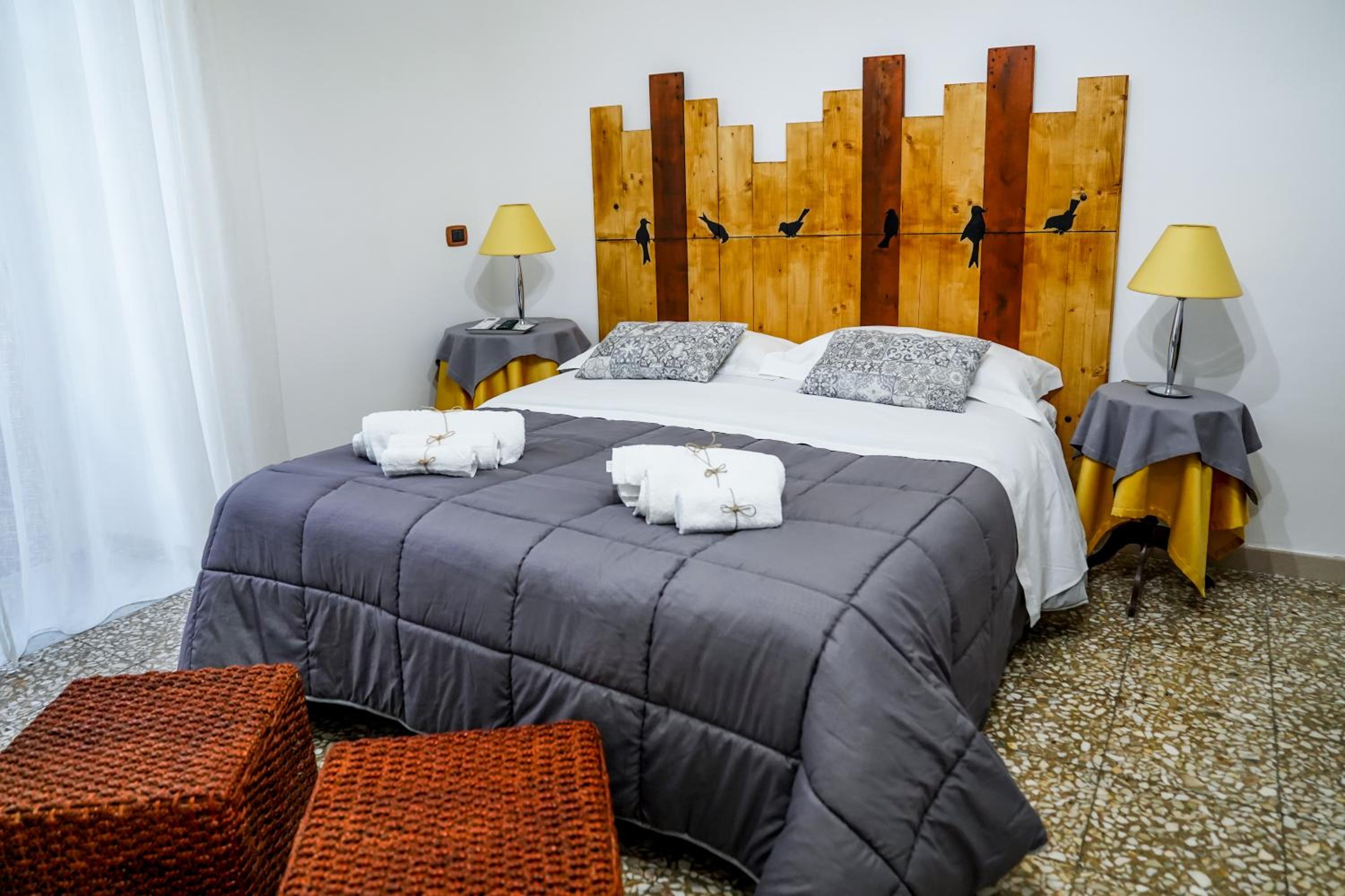 King Room with Balcony - Photo 7