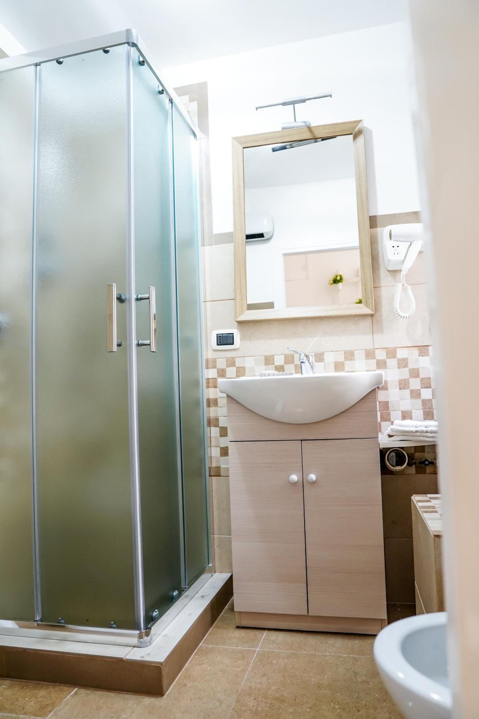 Double Room with Private Bathroom - Photo 7