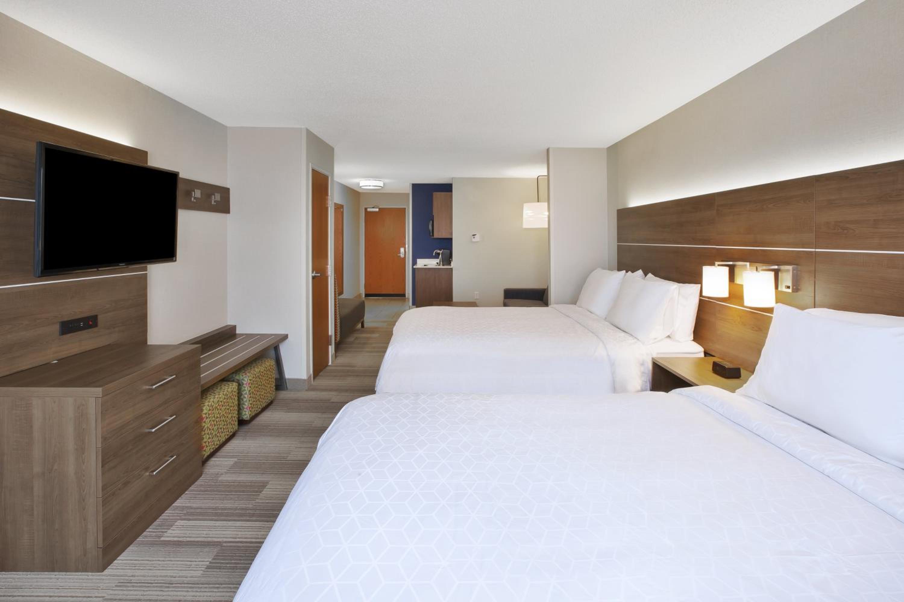 Queen Room with Two Queen Beds - Disability Access - Photo 3