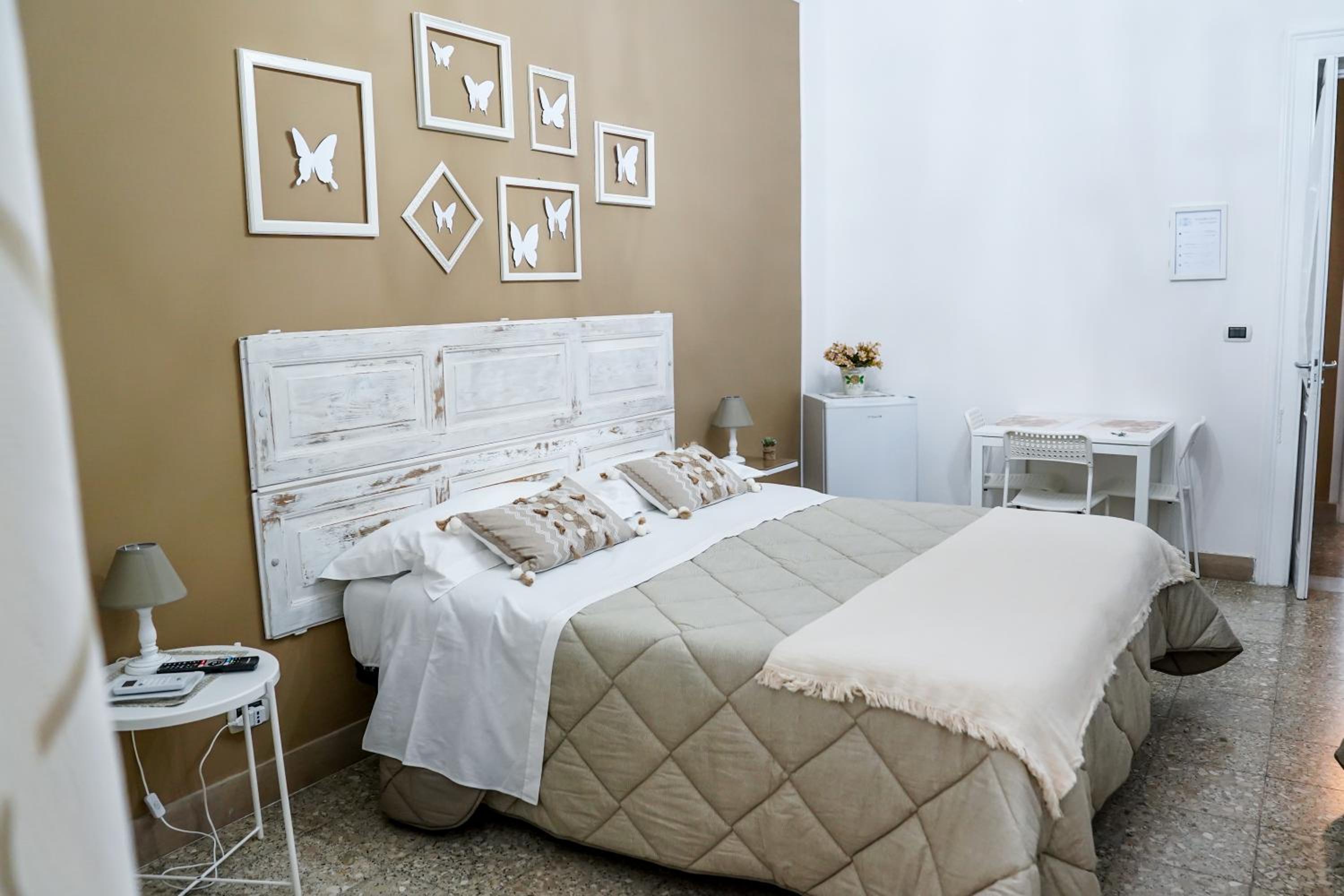 Double Room with Private Bathroom - Photo 10