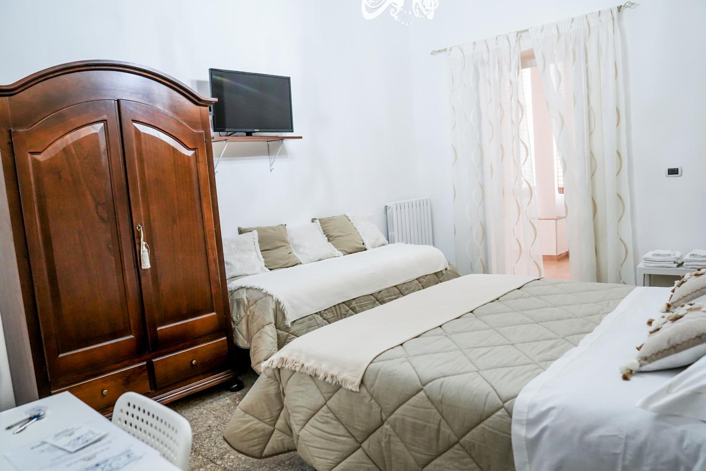 Double Room with Private Bathroom - Photo 16