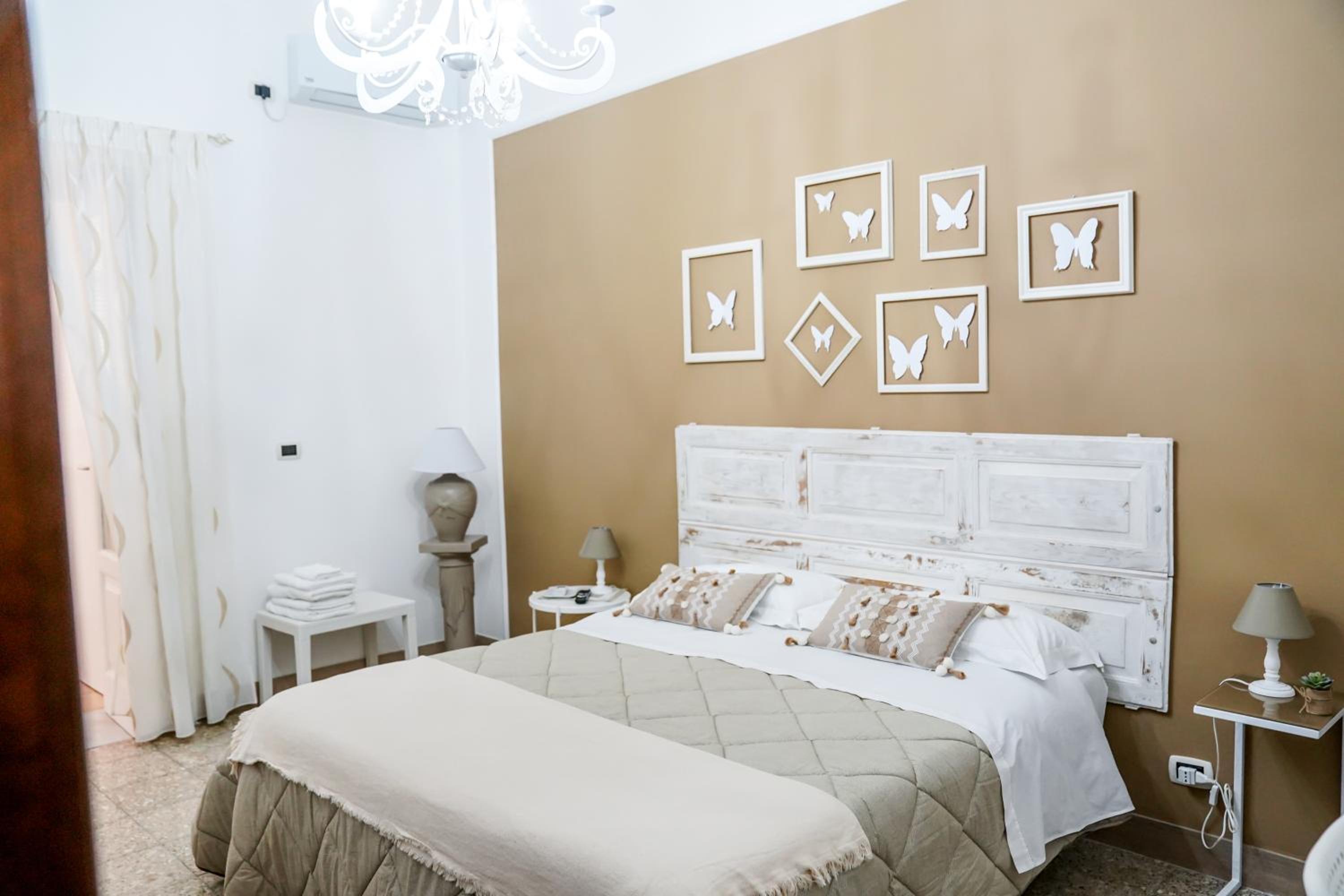 Double Room with Private Bathroom - Photo 2