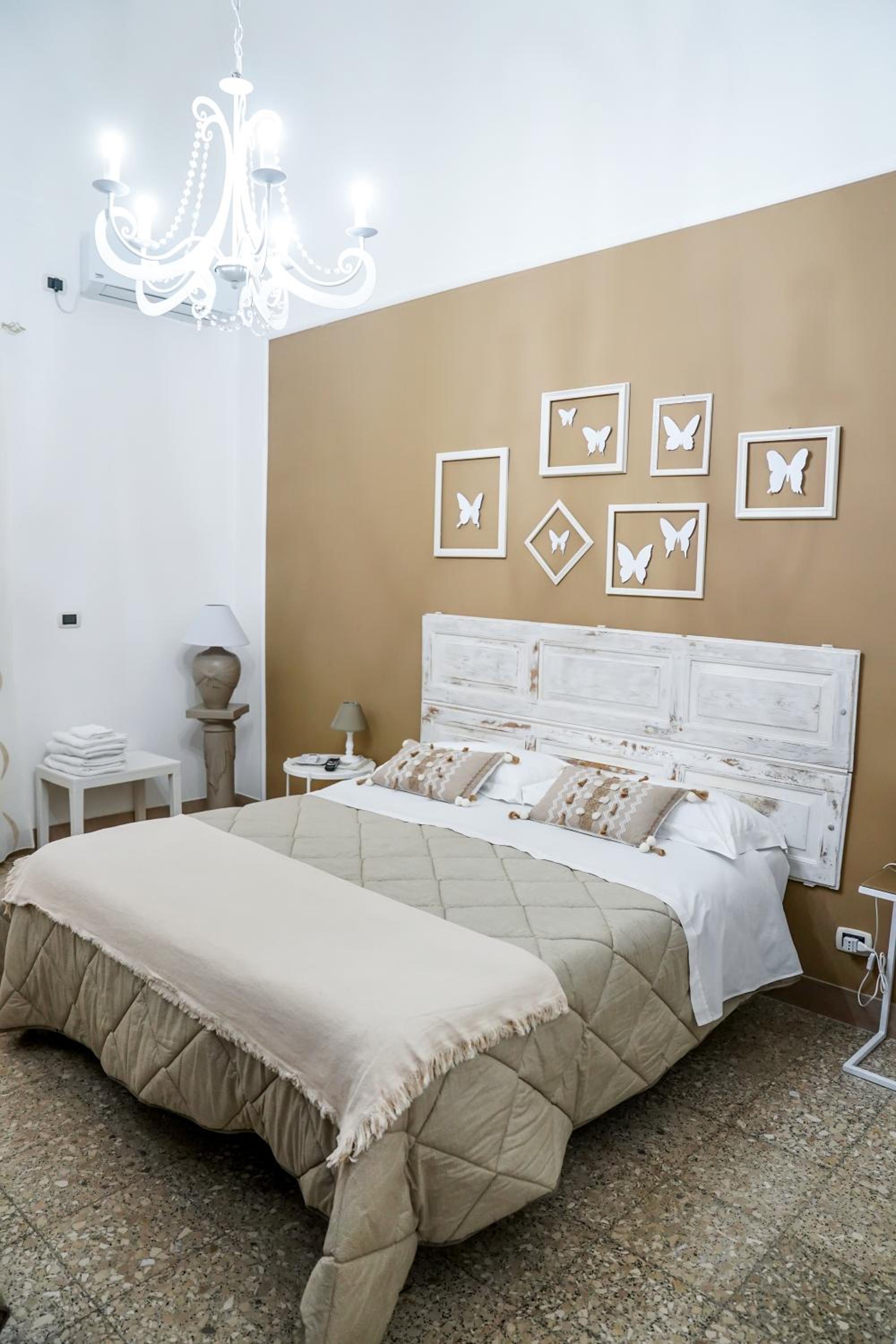 Double Room with Private Bathroom - Photo 13