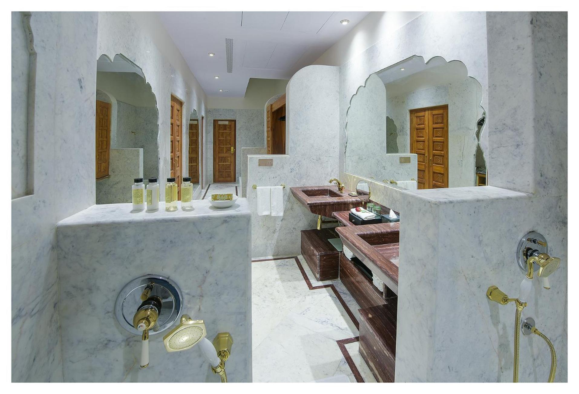  Royal Villa Suite with Private Pool : Welcome drink on arrival, 2 pints of Kingfisher lager beer, One child up to 10 years complimentary without extra bed,20% discount on all resort services,Complimentary Mini Bar - Photo 17