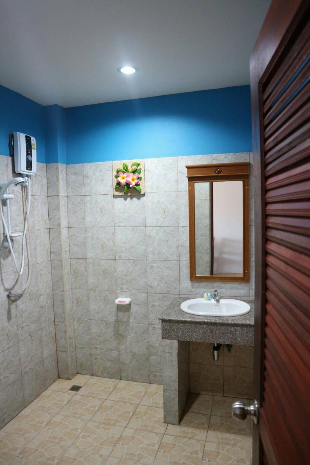Deluxe King Room - Photo 8