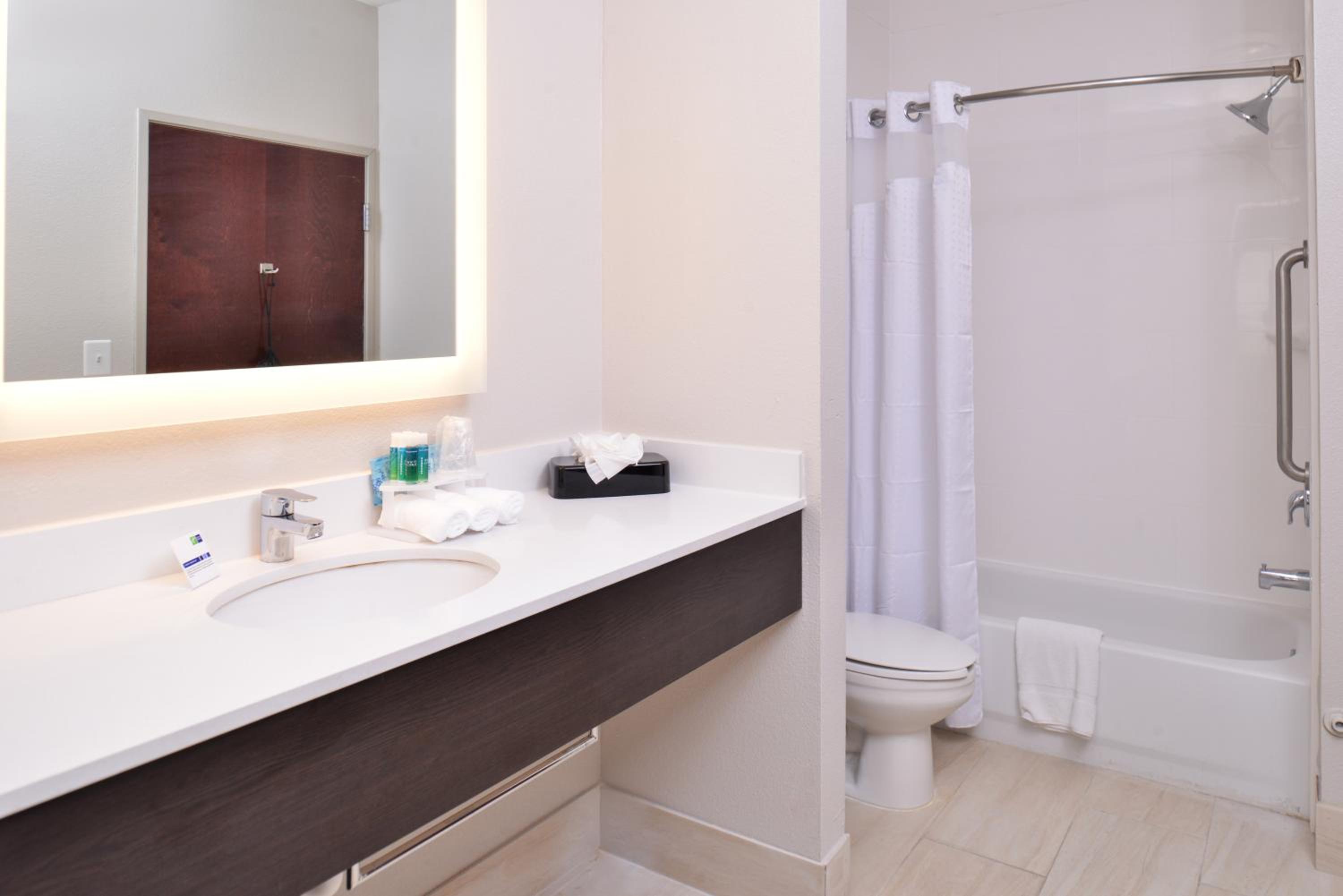 King Room - Mobility Access/Hearing Accessible - Photo 2