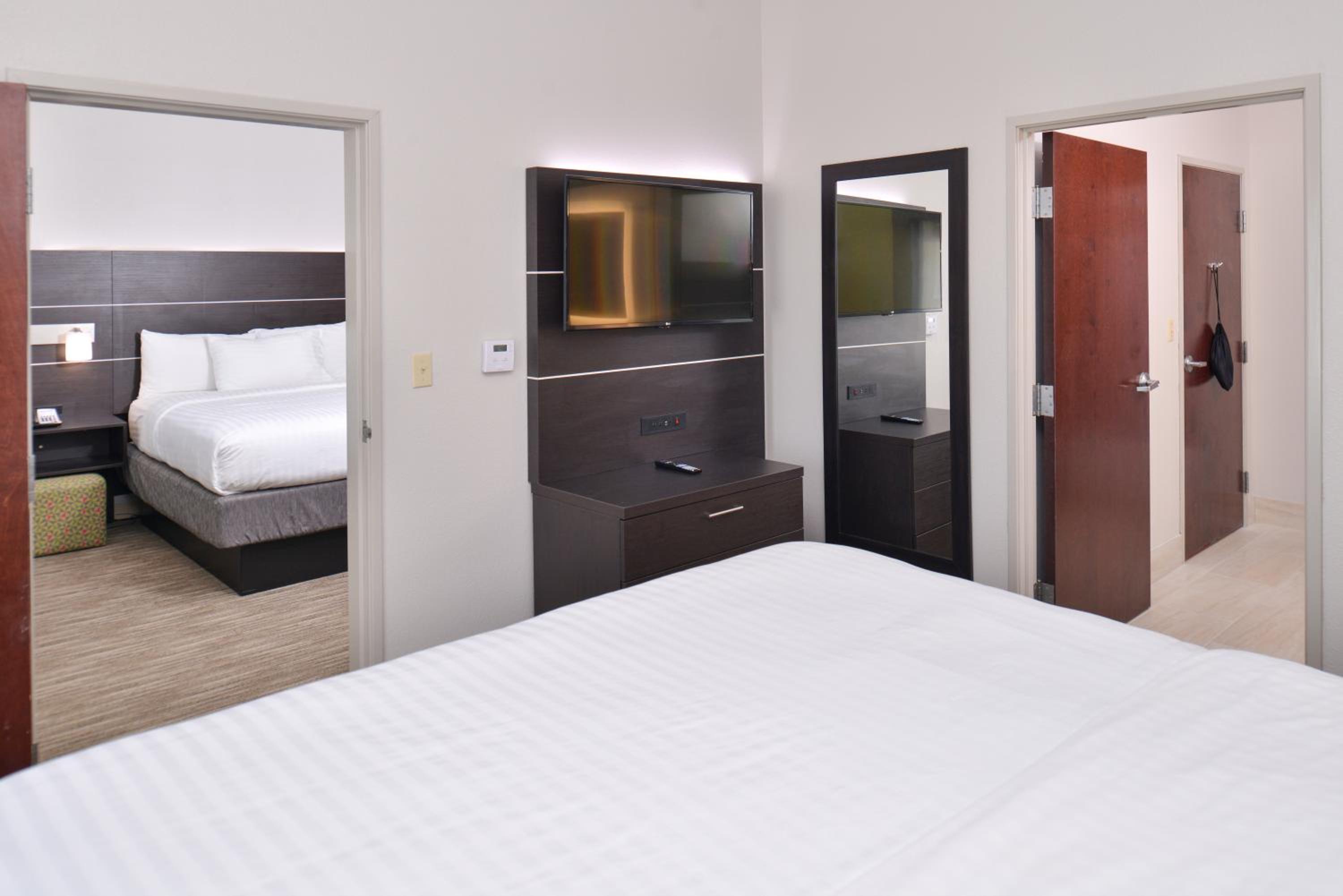 Two-Bedroom Suite - Photo 3