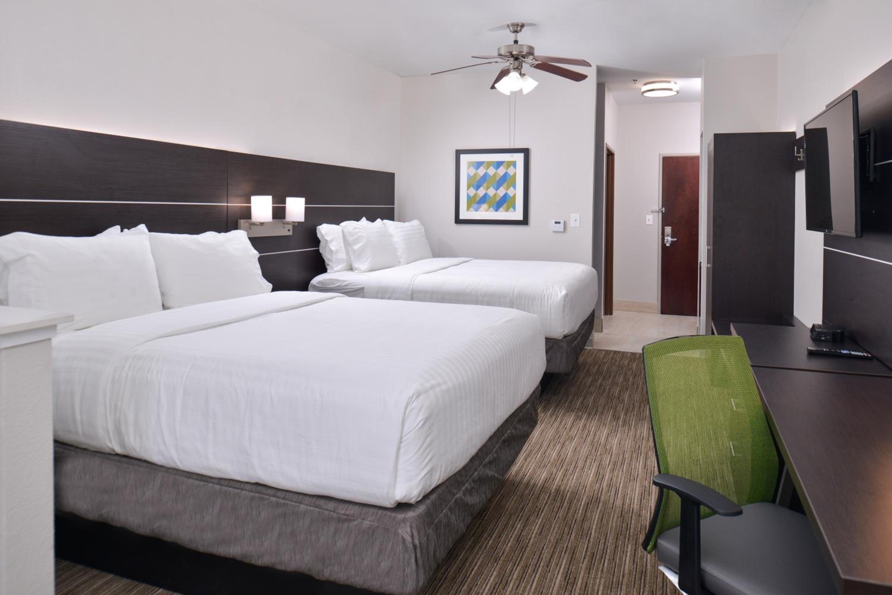 Standard Queen Room with Two Queen Beds - Photo 2