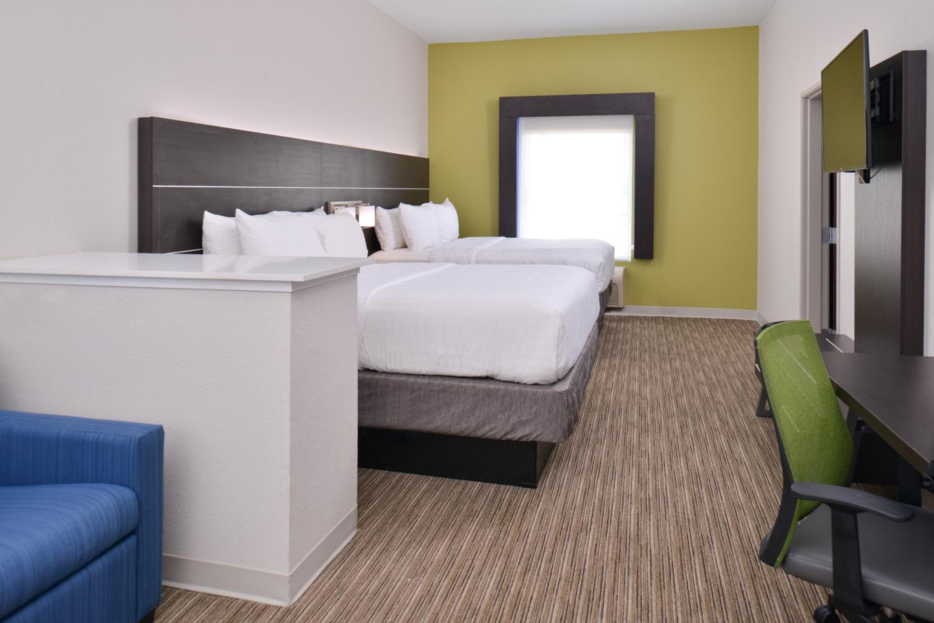 One-Bedroom Suite - Photo 3