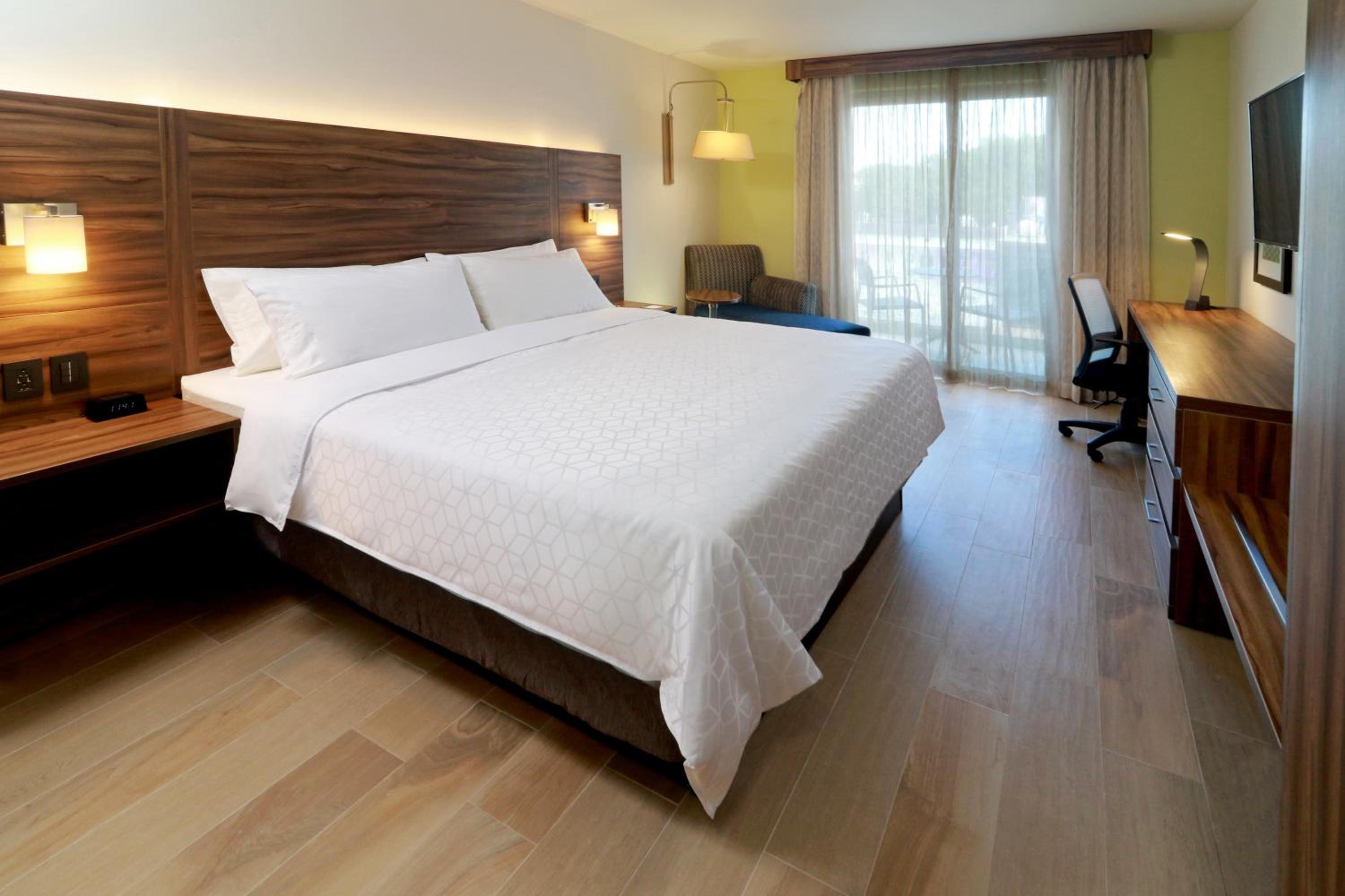 Standard King Room - Mobility Accessible photo 1