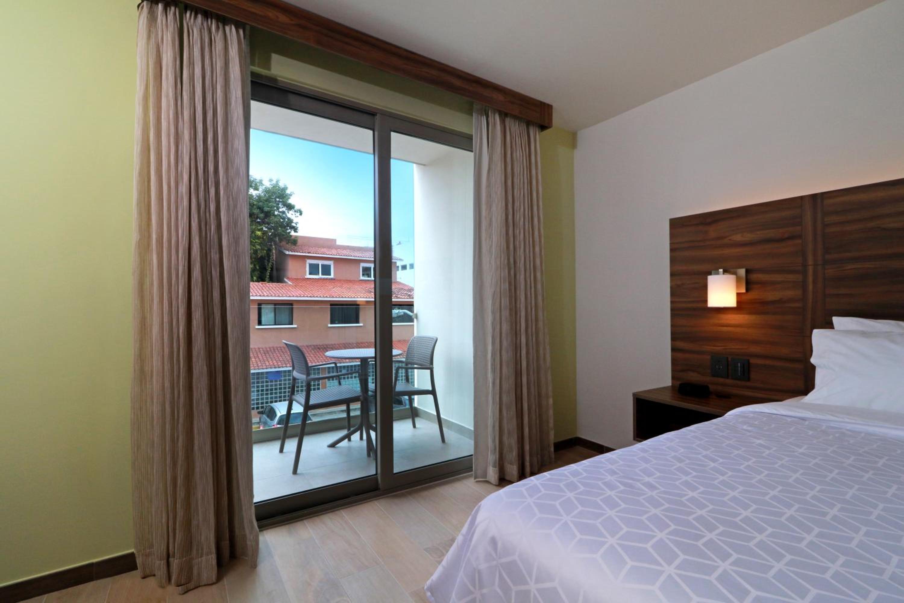Standard King Room with Balcony photo 3