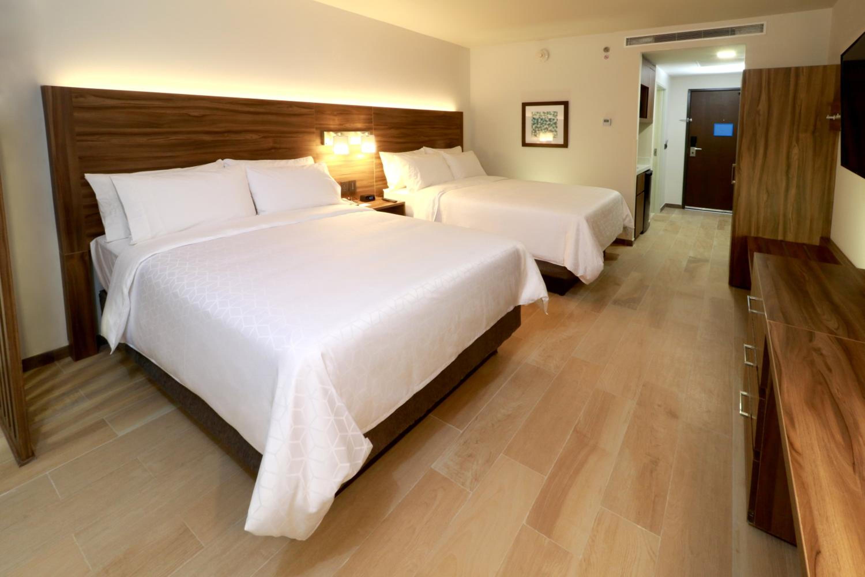 Queen Suite with Two Queen Beds photo 1
