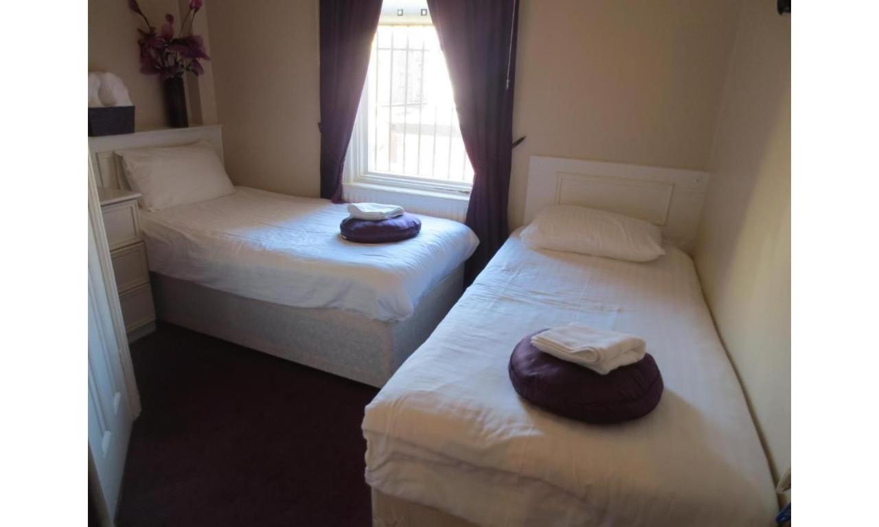 Twin Room with Private Bathroom - Photo 3