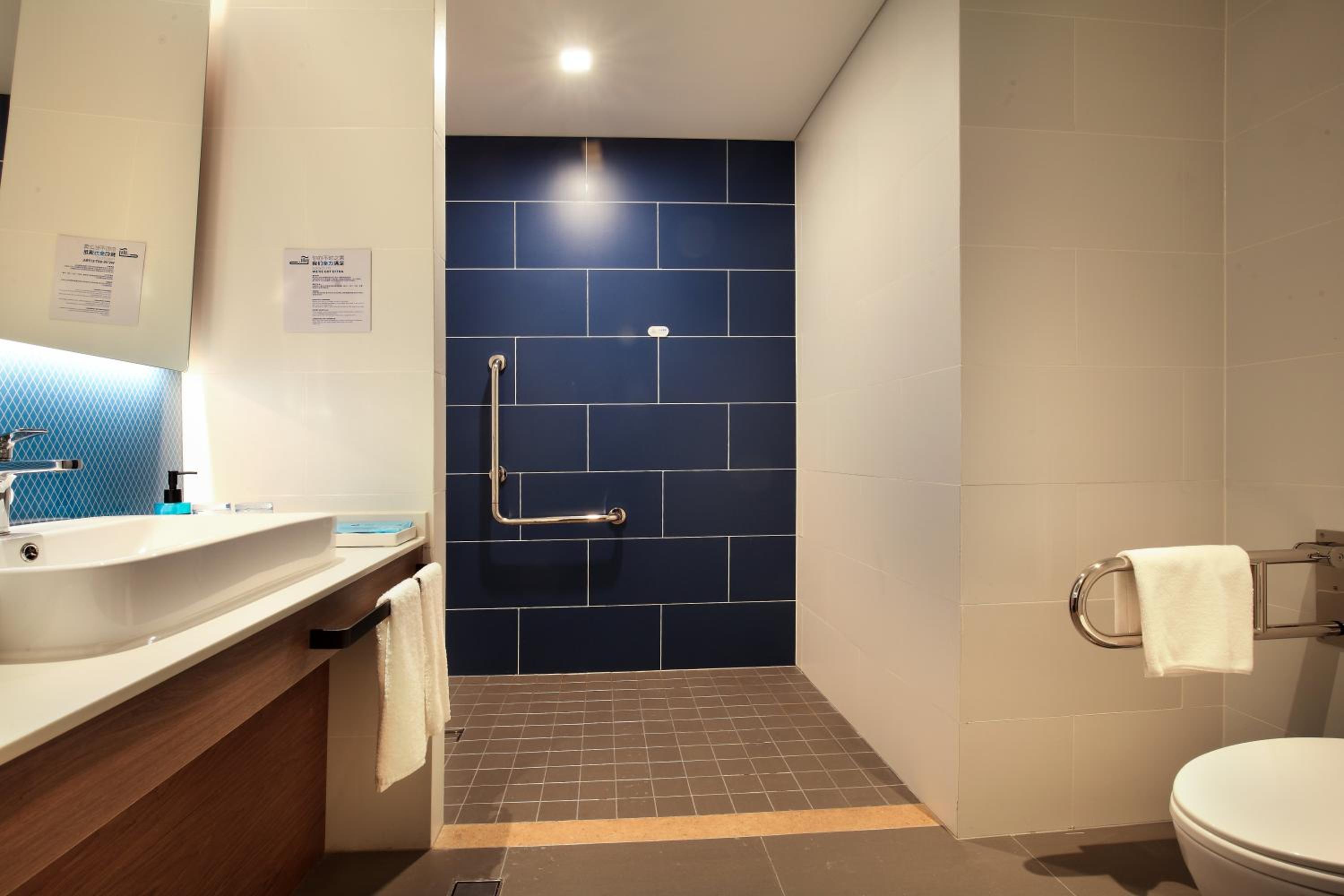 Standard Room with Two Single Beds - Accessible