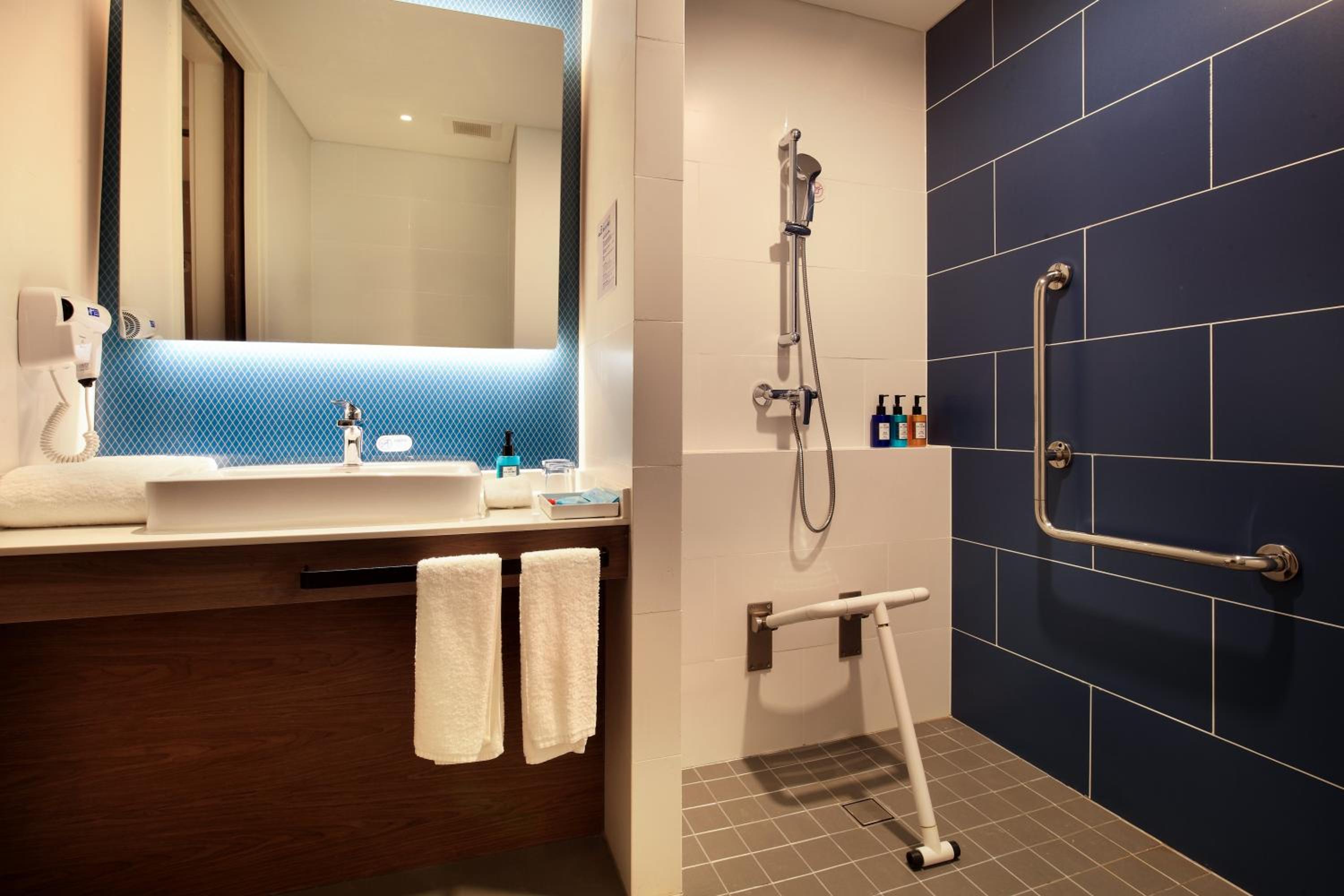 Standard Room with Two Single Beds - Accessible