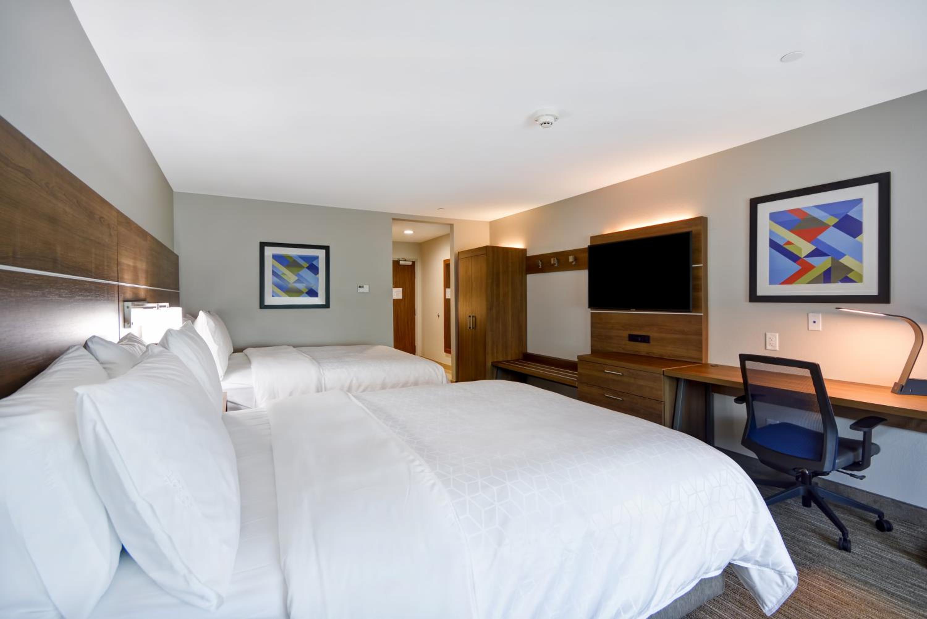 Standard Queen Room with Two Queen Beds - Photo 3