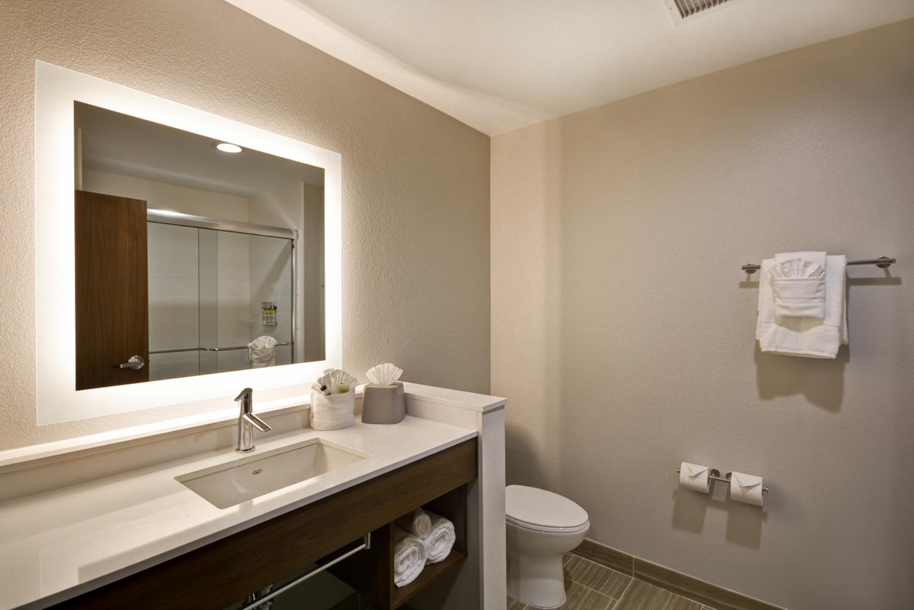 Standard King Room - Photo 6