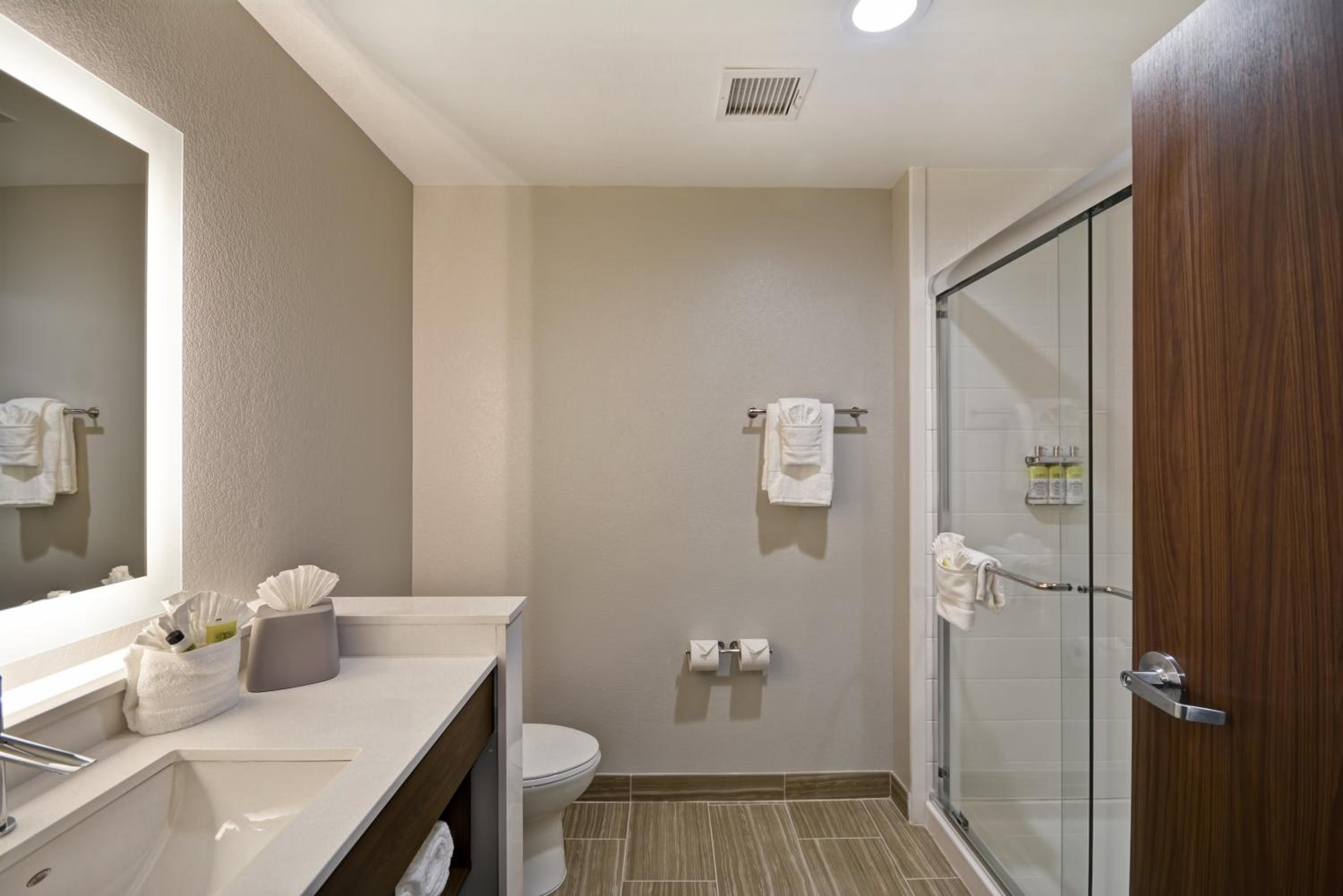 Standard King Room - Photo 5