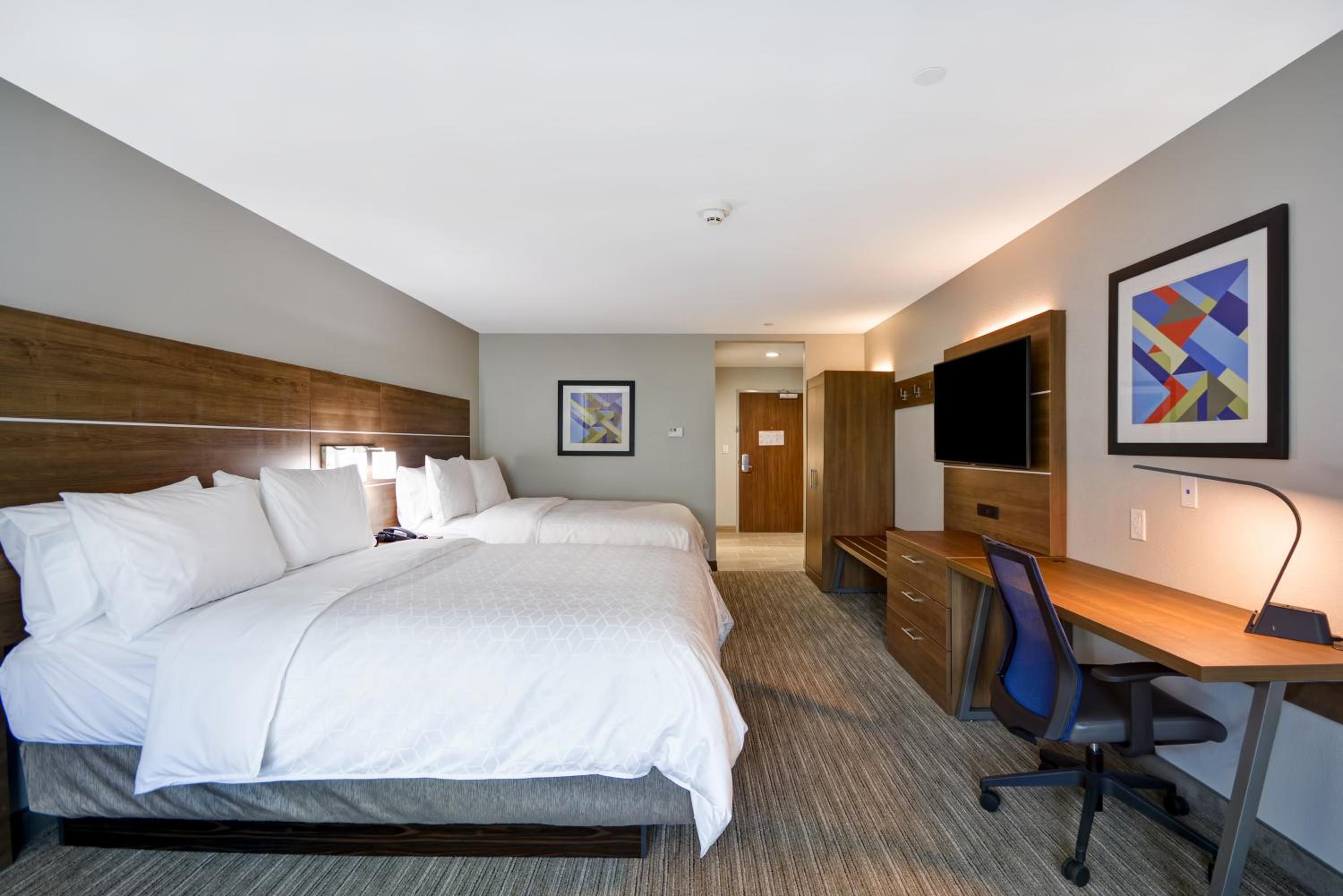Standard Queen Room with Two Queen Beds - Photo 2