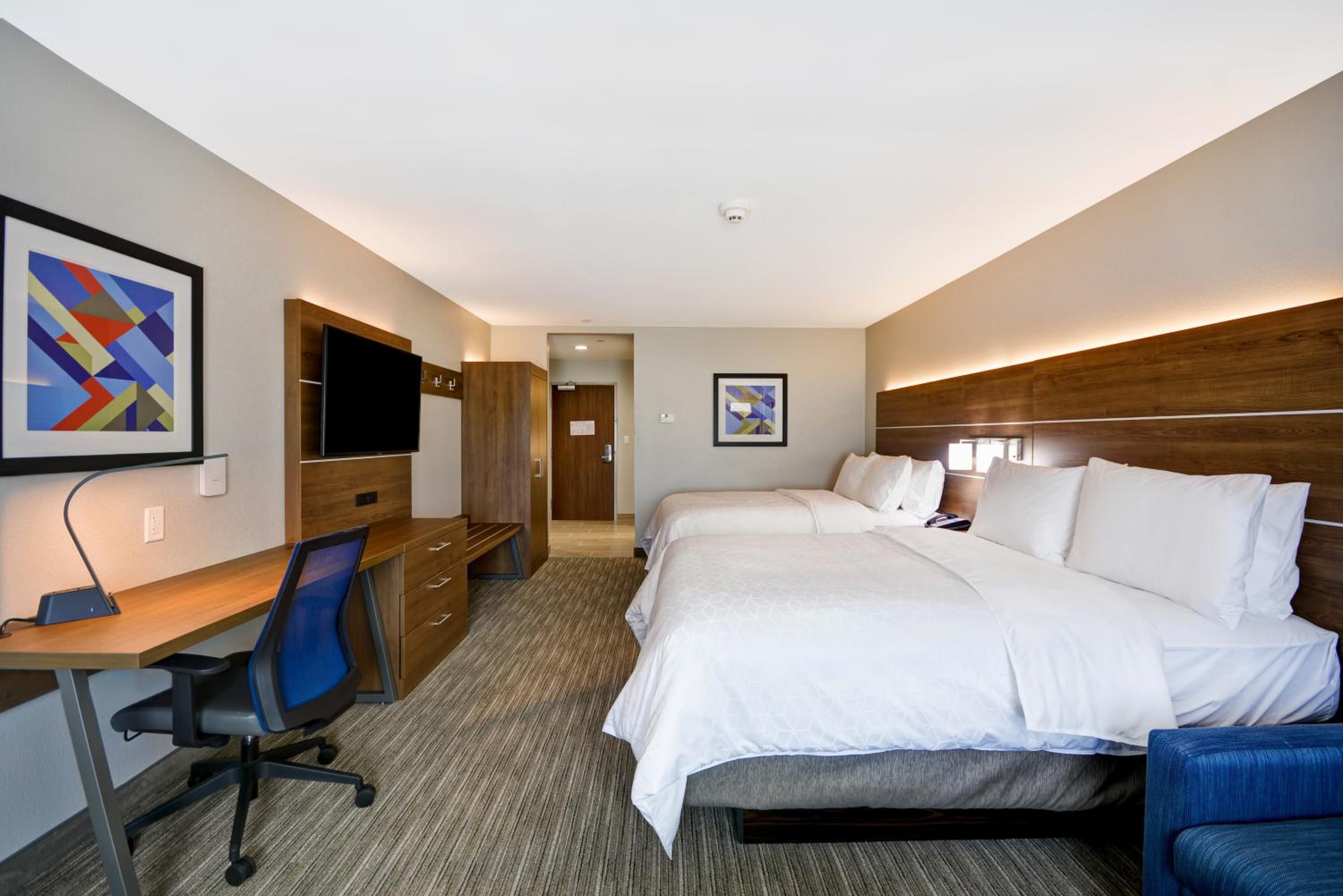 Queen Suite with Two Queen Beds - Non-Smoking - Photo 1