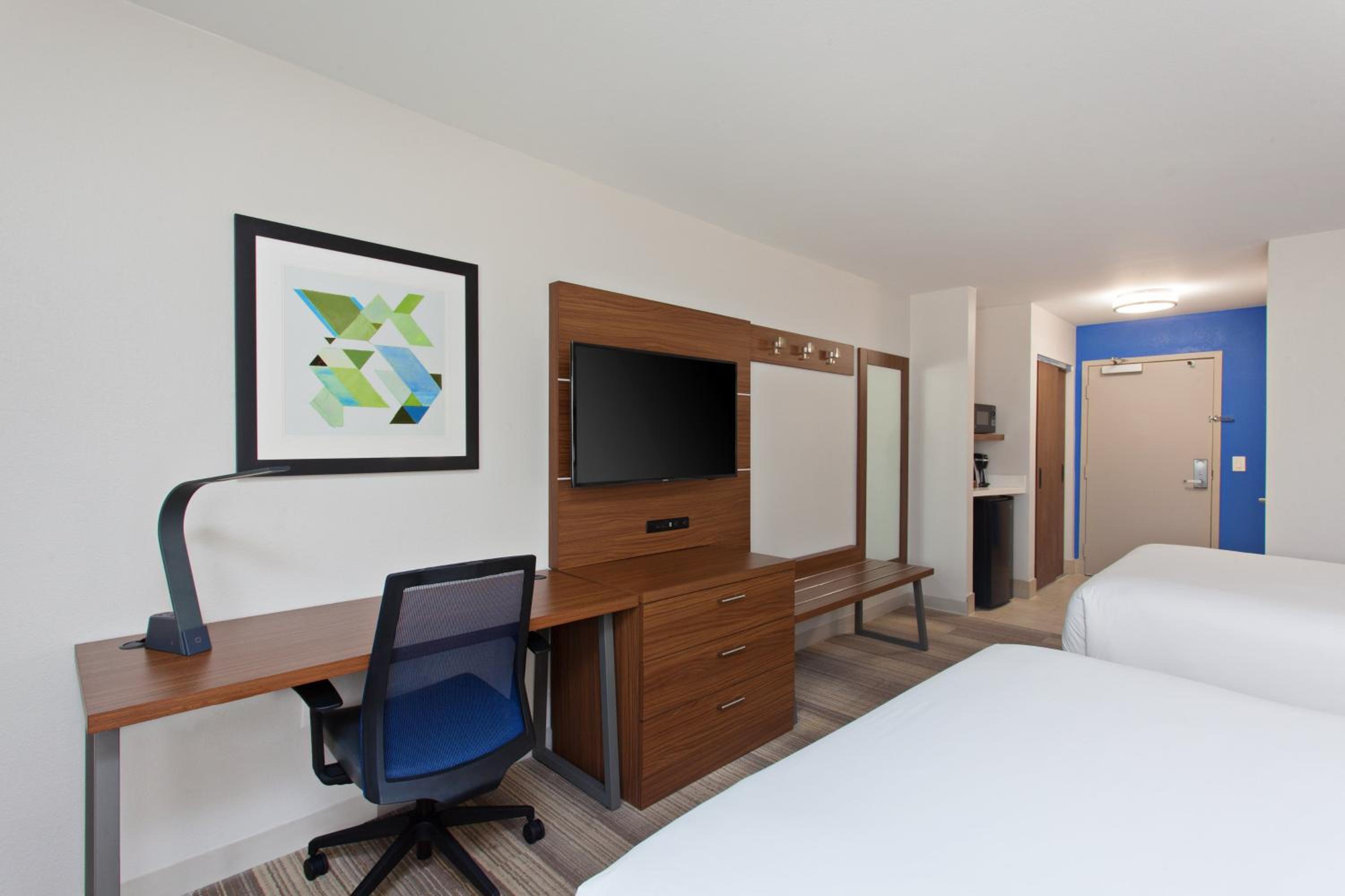 Standard Queen Room with Two Queen Beds - Photo 2