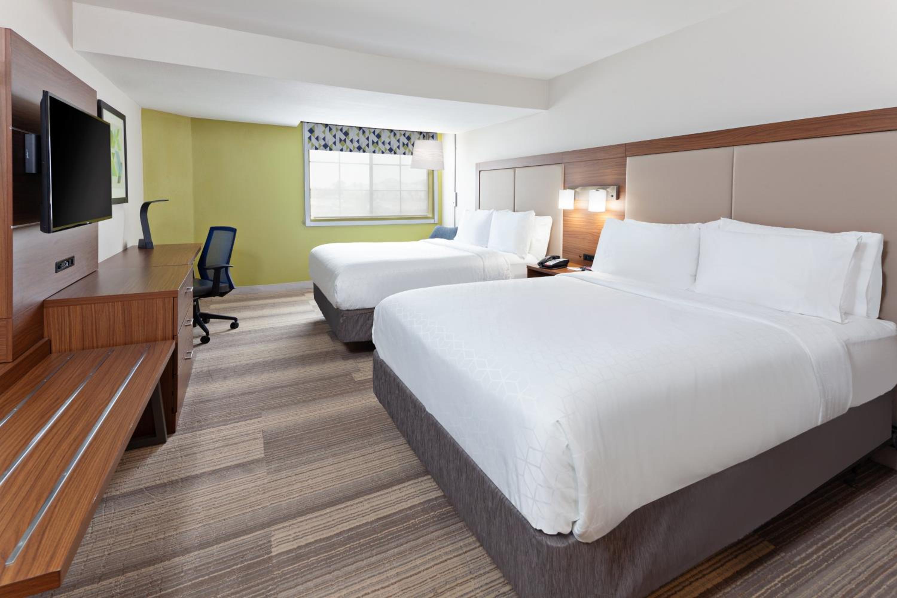 Standard Queen Room with Two Queen Beds - Photo 3