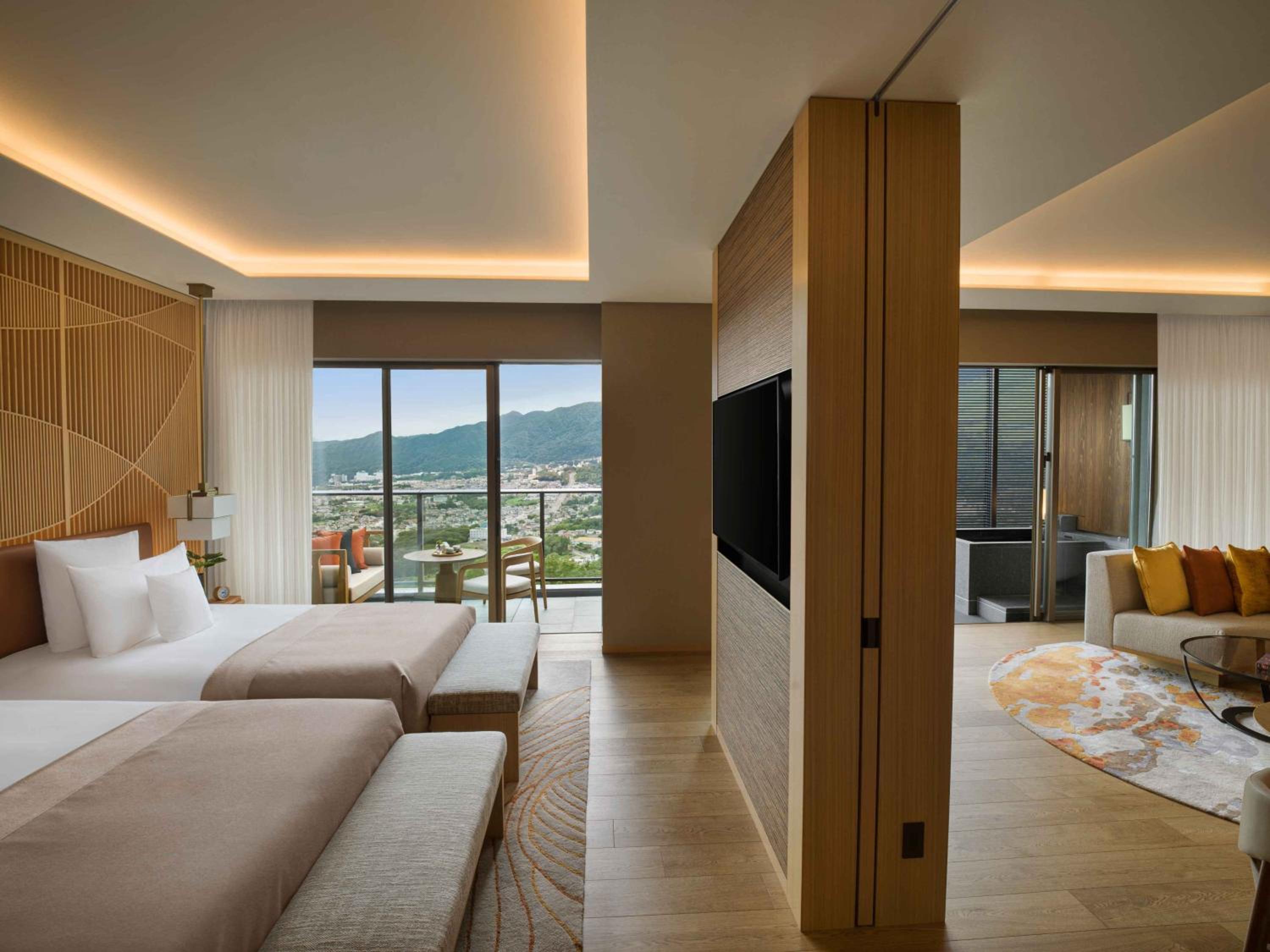 One-Bedroom Suite with Outdoor Hot Tub - Lounge Access
