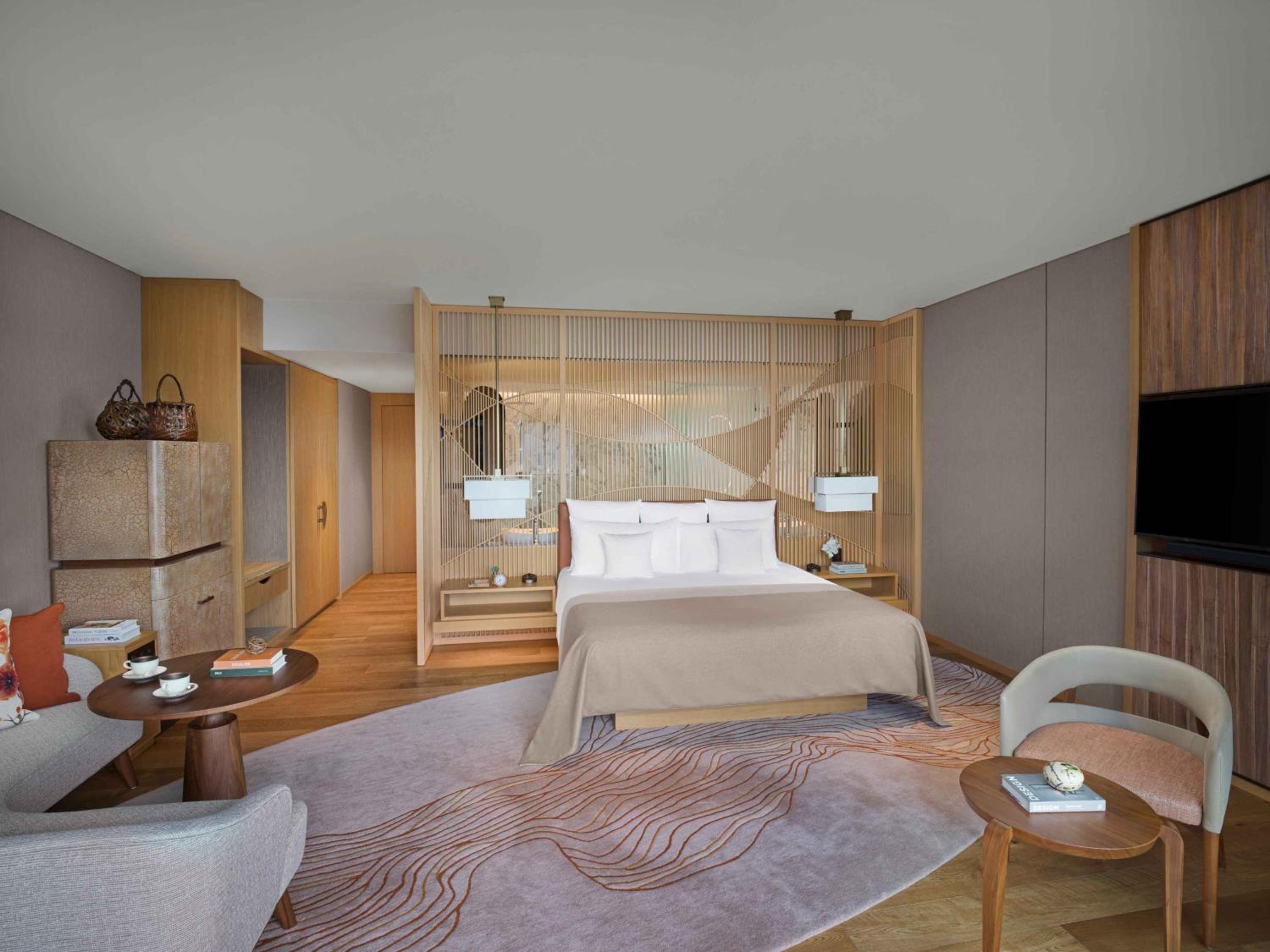 Classic King Room with City View - Photo 4
