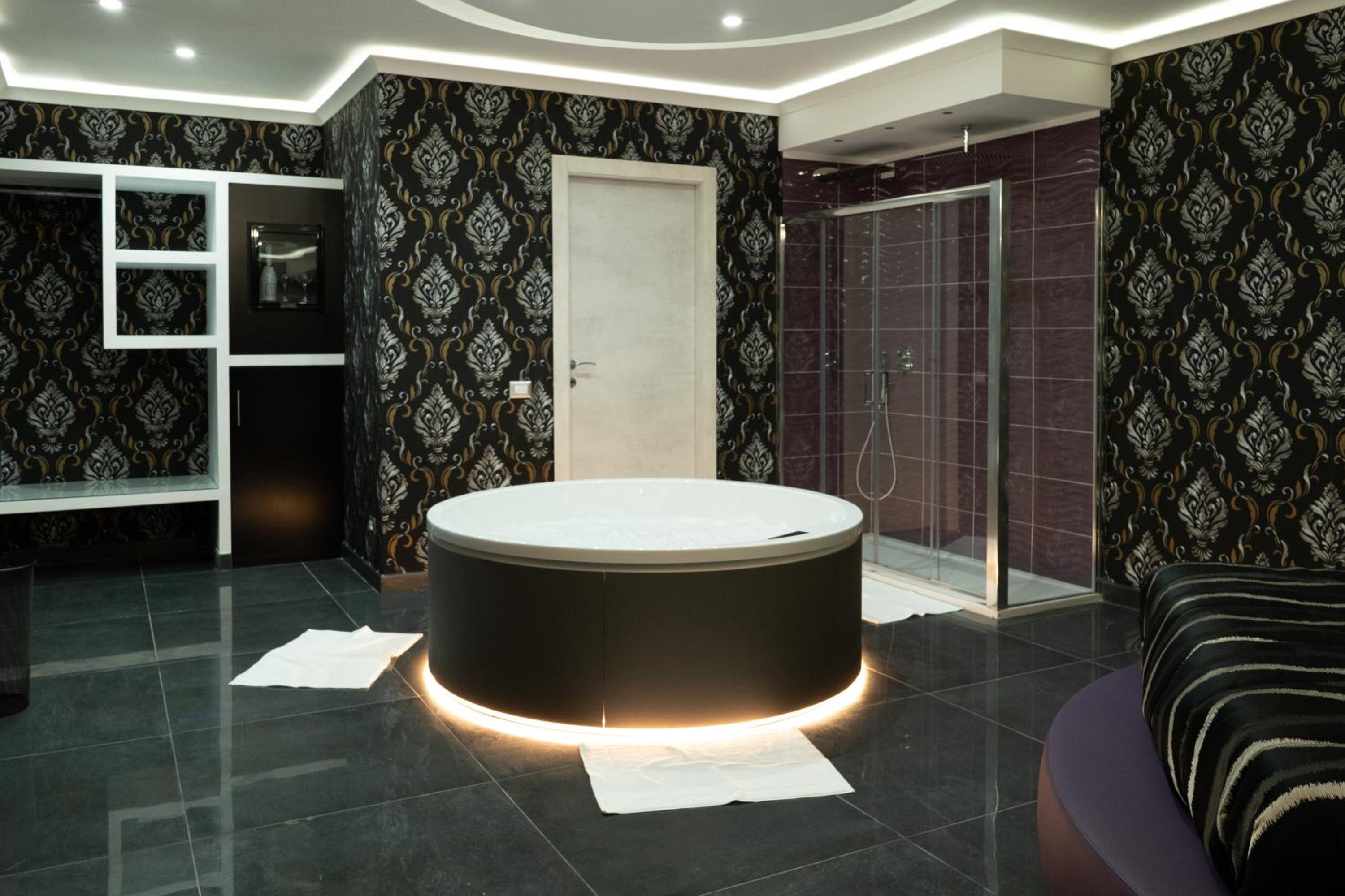 King Suite With Spa Bath photo 1